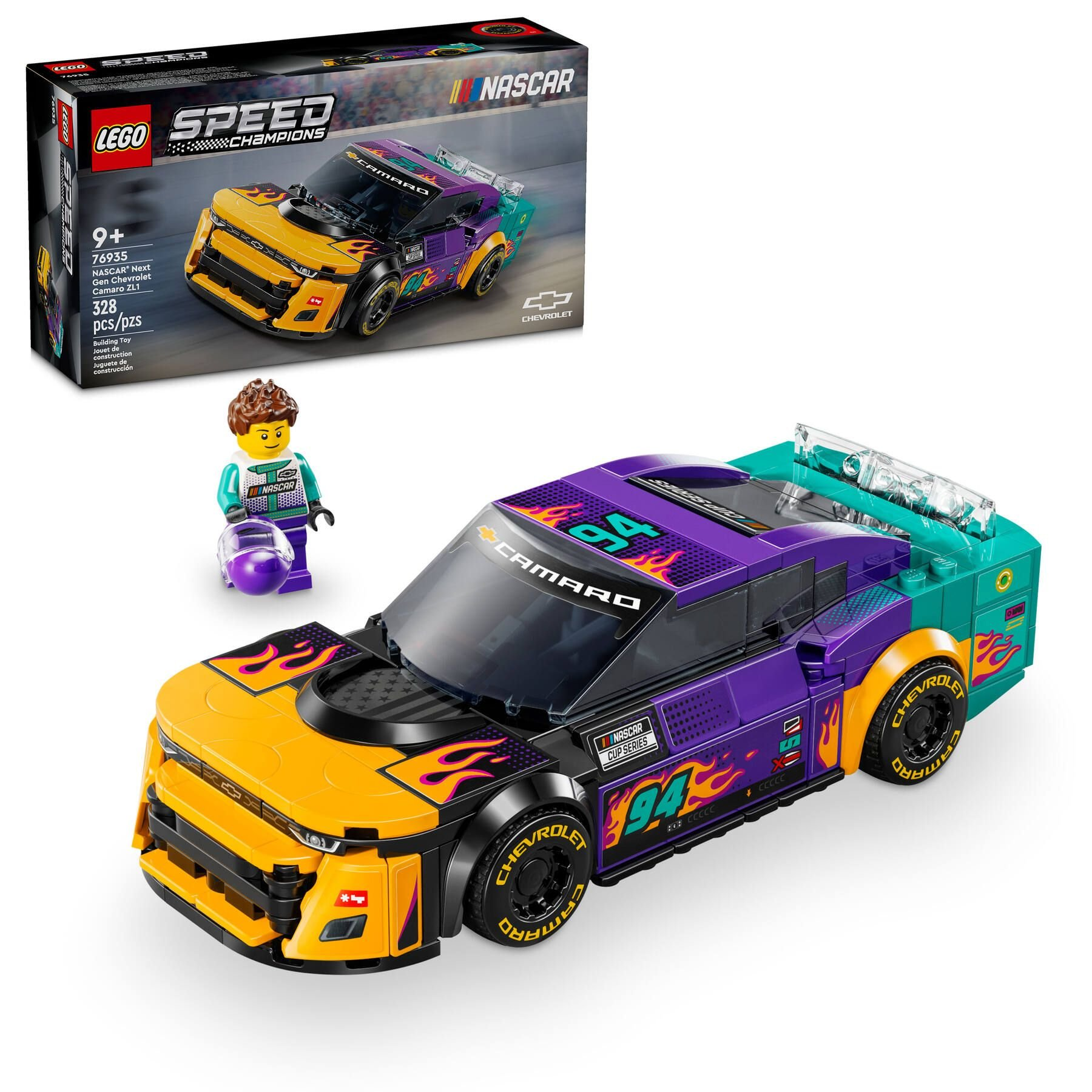 Ein LEGO NASCAR Camaro ZL1 Set. Das Auto ist gelb und lila, mit einer Figur und einer Box im Hintergrund.