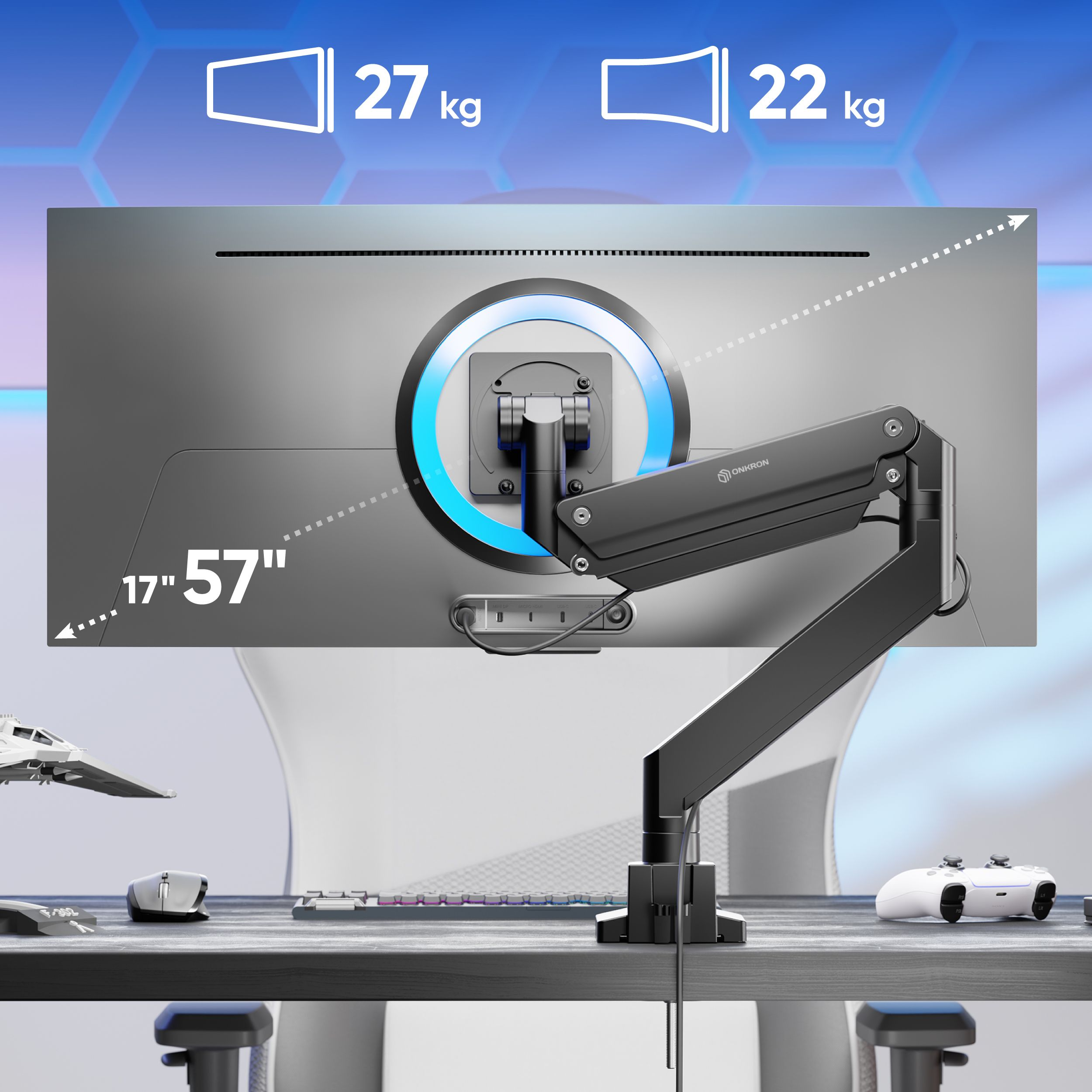 Monitor na czarnym ramieniu. Na biurku mysz, klawiatura i kontroler do gier.
