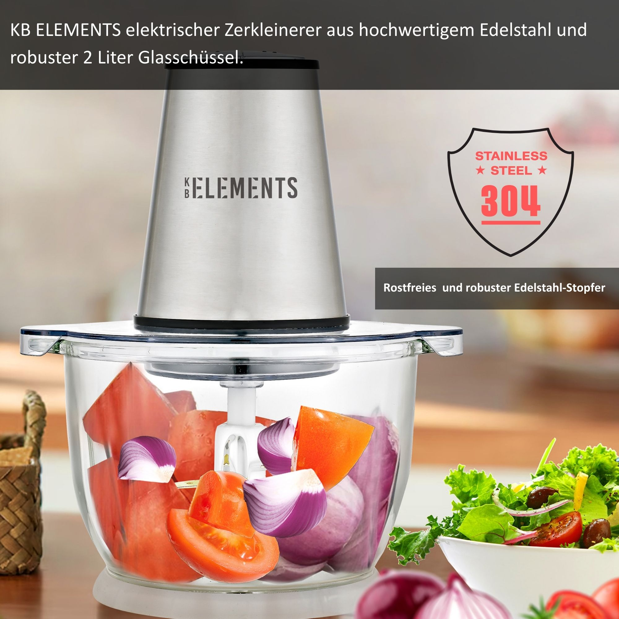 Ein Zerkleinerer aus Stahl mit einer Glasschüssel, die gehackte Tomaten und rote Zwiebeln enthält. Salat ist dabei.