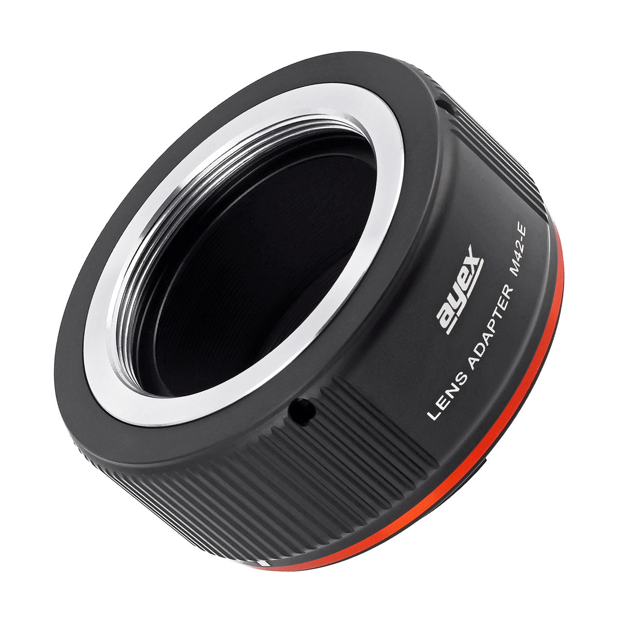Ein schwarzer Objektivadapter mit einem silbernen Ring im Inneren. Er hat eine orange Linie und weißen Text 'ayex LENS ADAPTER M42-E'.