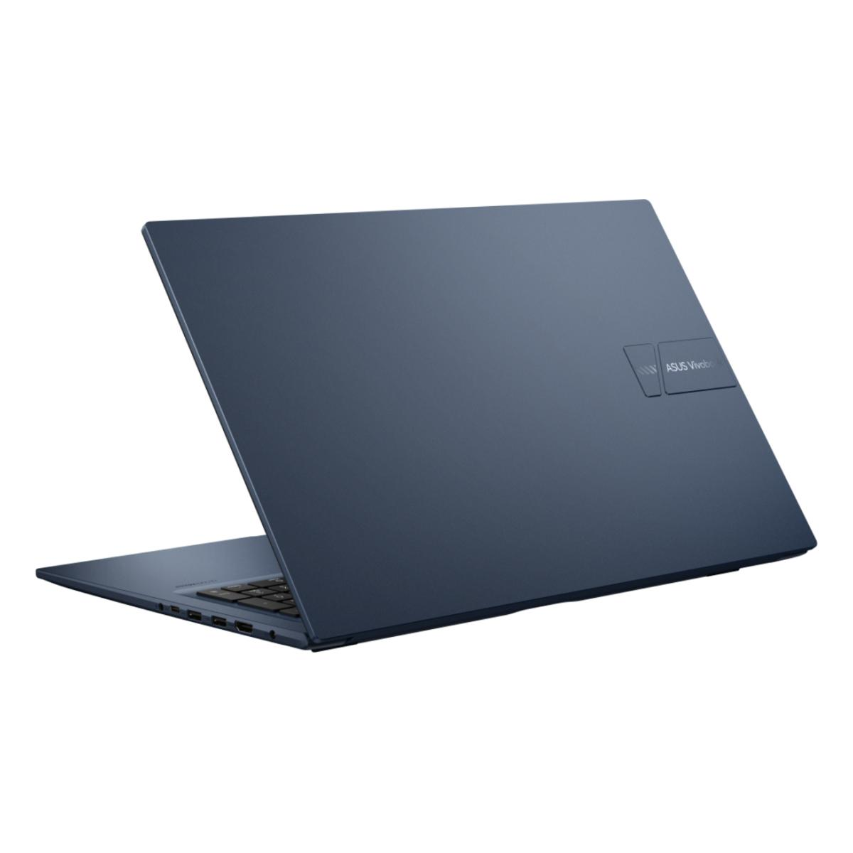Ein dunkelblaues ASUS Vivobook-Laptop ist leicht geöffnet und zeigt die Tastatur und die Rückseite des Bildschirms. Das Logo ist sichtbar.