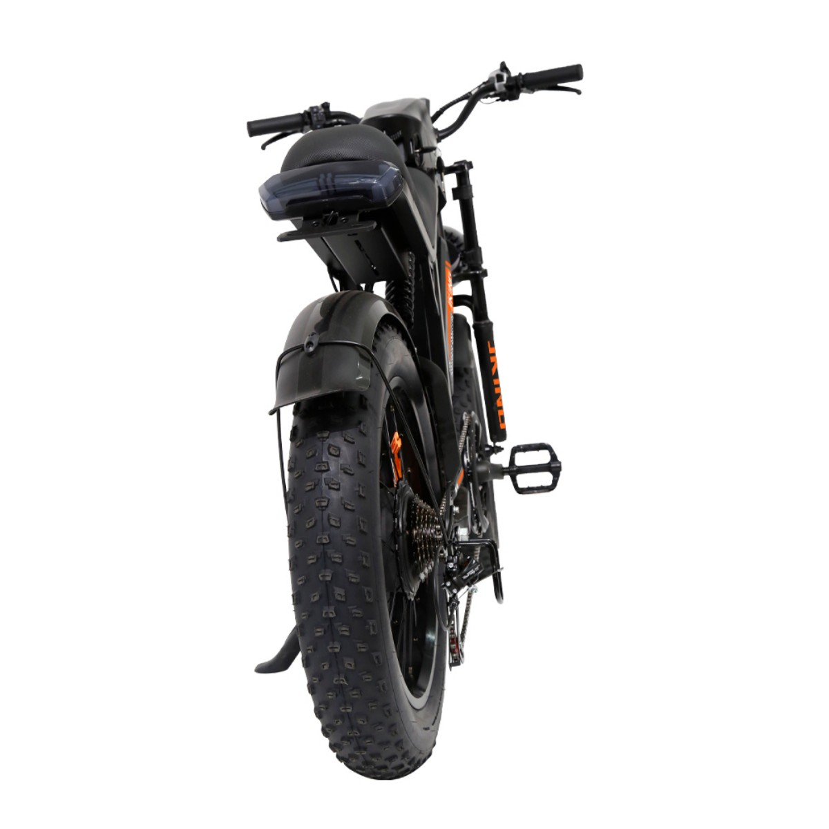 Czarny rower elektryczny. Widok z tyłu, szeroka opona, czarna rama i pomarańczowe akcenty. Kierownica, siodełko i pedały widoczne.