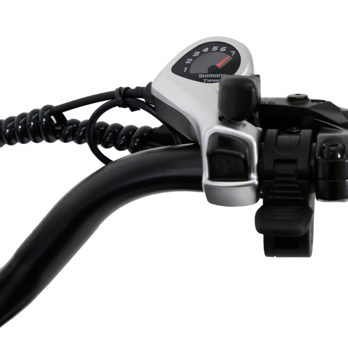 Zbliżenie kierownicy roweru. Wskaźnik prędkości pokazuje 7. Czarna kierownica, srebrne elementy sterujące i czarny kabel spiralny są widoczne.