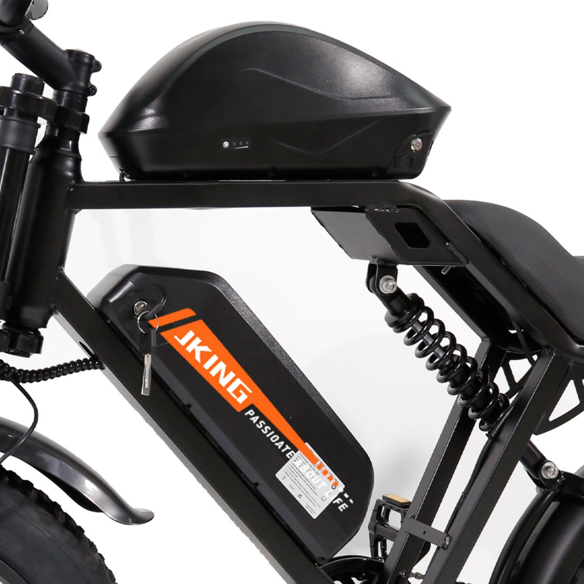 Czarna rama roweru elektrycznego z akumulatorem z napisem JKING PASSIONATE i kluczem. Widoczne siedzenie i zawieszenie.