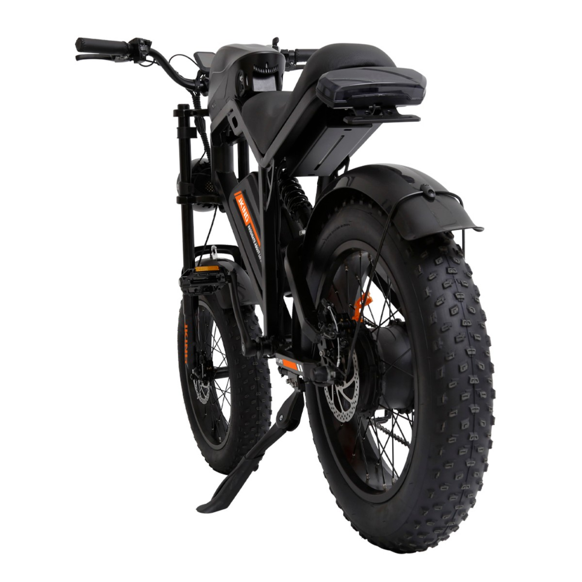 Czarny rower elektryczny na białym tle. Posiada duże opony, hamulce tarczowe i elegancki design. Widoczne przednie i tylne koła.