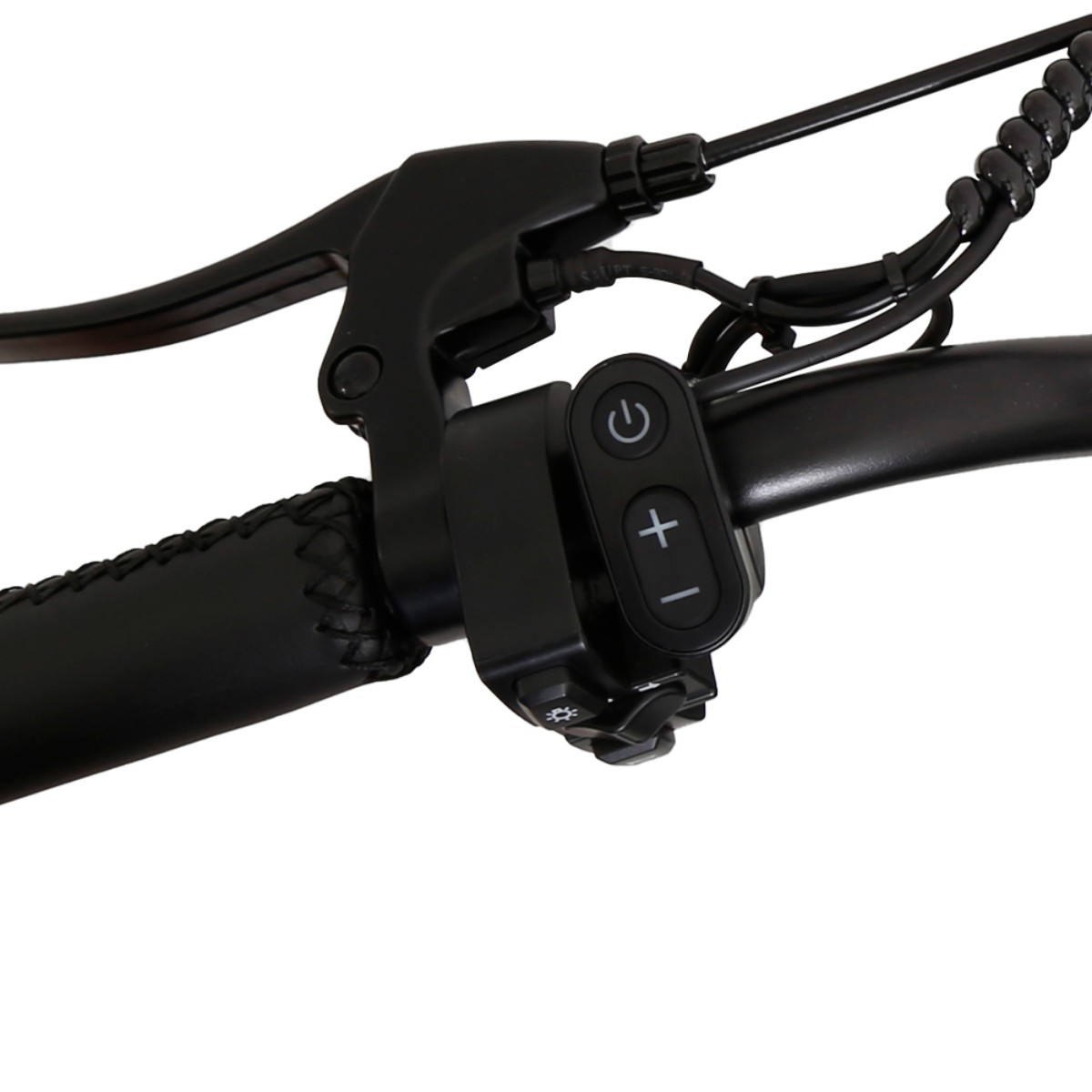 Zbliżenie czarnej kierownicy roweru z dźwignią hamulca, przyciskami sterowania i teksturowanym uchwytem. Widoczne przewody i kable.