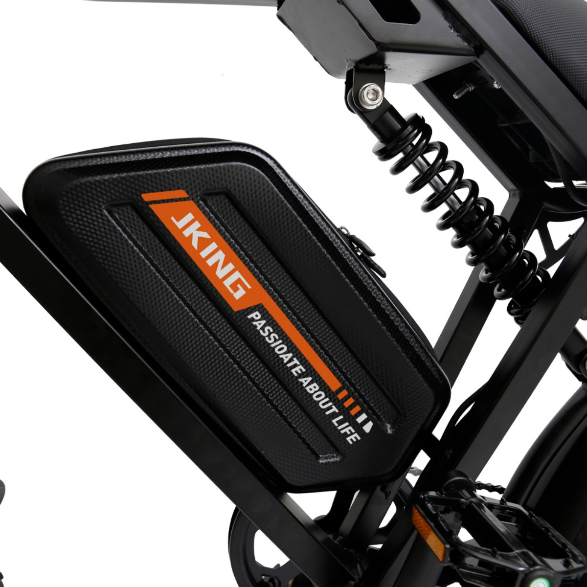 Czarna rama roweru elektrycznego z czarną obudową baterii, z napisem 'JKING PASSIONATE ABOUT LIFE'. Zawiera zawieszenie i pedał.