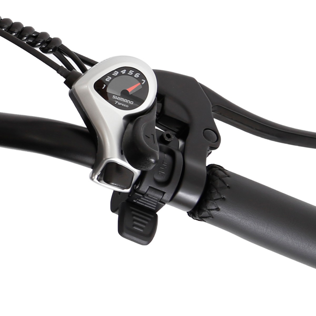 Zbliżenie kierownicy roweru ze wskaźnikiem biegów Shimano 7-biegowym i dźwignią hamulca. Dominują czarne i srebrne odcienie.