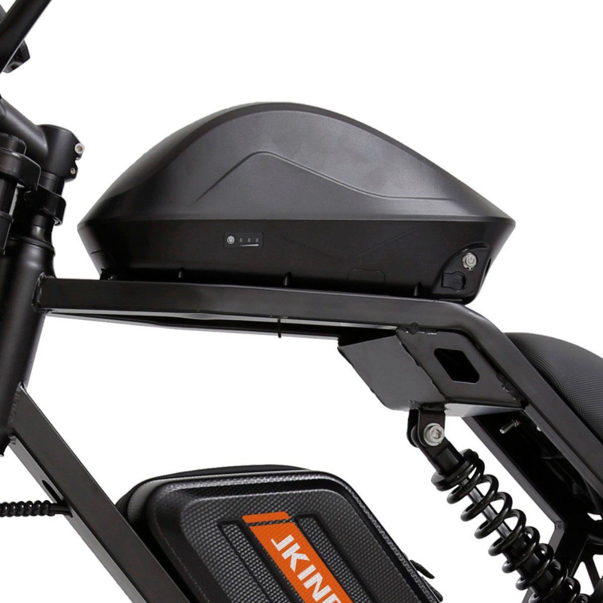 Czarny akumulator do roweru elektrycznego na czarnej ramie. Mniejsze czarne pudełko z pomarańczowym napisem 'JKING' poniżej.