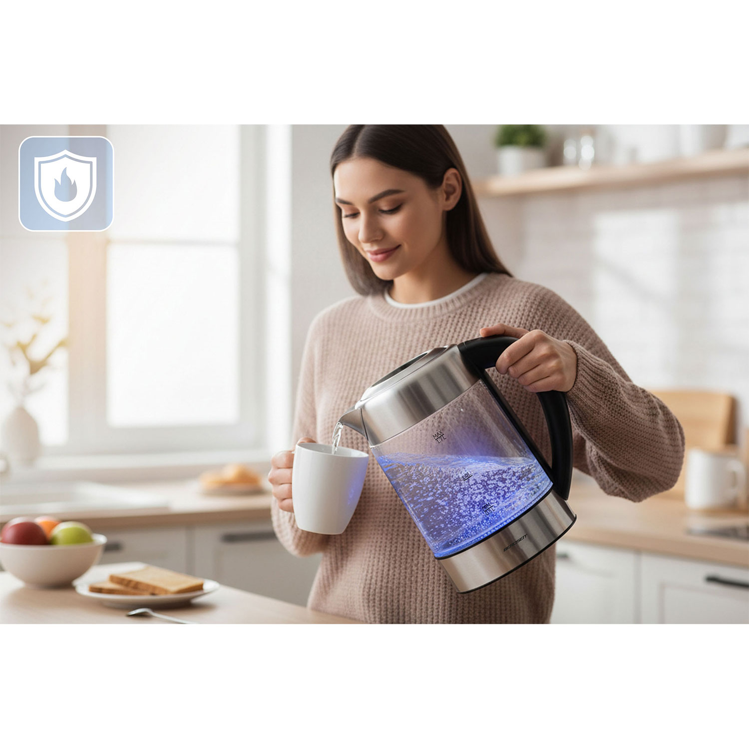 Kobieta nalewa wrzącą wodę z czajnika elektrycznego do białego kubka. Śniadanie na stole. Tło kuchni.