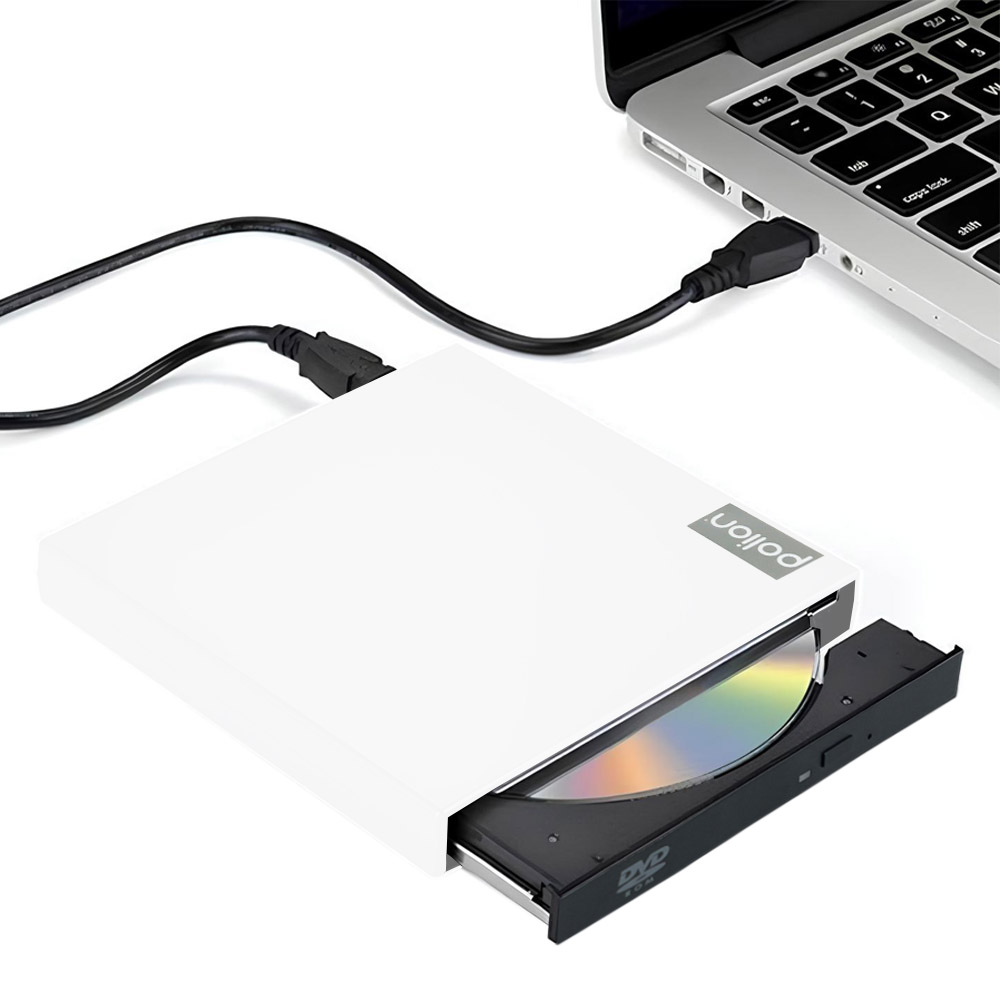 Biała zewnętrzna nagrywarka DVD podłączona do laptopa kablem USB. Taca jest otwarta z płytą DVD w środku.