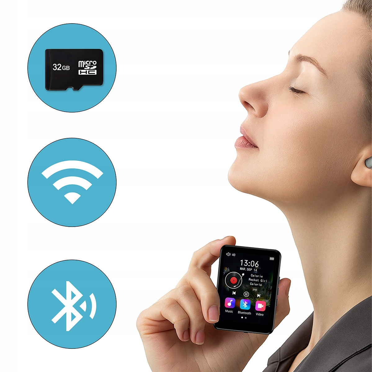 Kobieta trzyma mały odtwarzacz muzyki. Ekran pokazuje czas, informacje o muzyce i ikony. Są też ikony Wi-Fi, Bluetooth i karty pamięci.