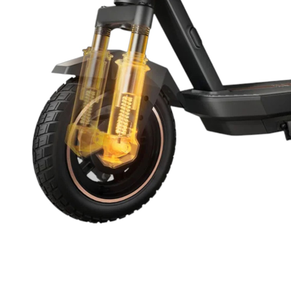 Primer plano de la rueda delantera de un patinete eléctrico. Se destaca la suspensión, mostrando componentes internos. La rueda es negra con borde marrón.