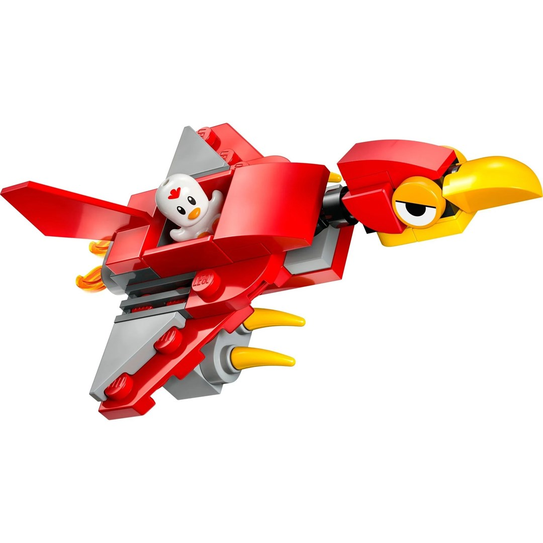 Un aereo Lego a forma di uccello rosso con un pilota pulcino bianco. L'uccello ha becco e artigli gialli. Lo sfondo è bianco.