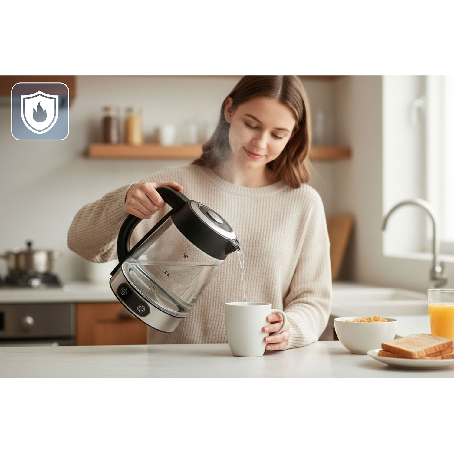 Kobieta nalewa gorącą wodę z czajnika do białego kubka. Na blacie znajdują się produkty śniadaniowe, w tym tosty i płatki.