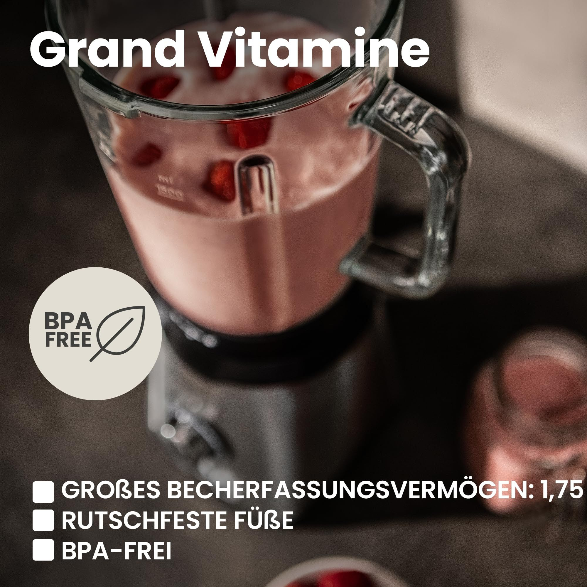 Mixer mit rosa Smoothie und Erdbeeren. Text: Grand Vitamine, BPA Free. Eigenschaften: 1,75 Fassungsvermögen, rutschfeste Füße.