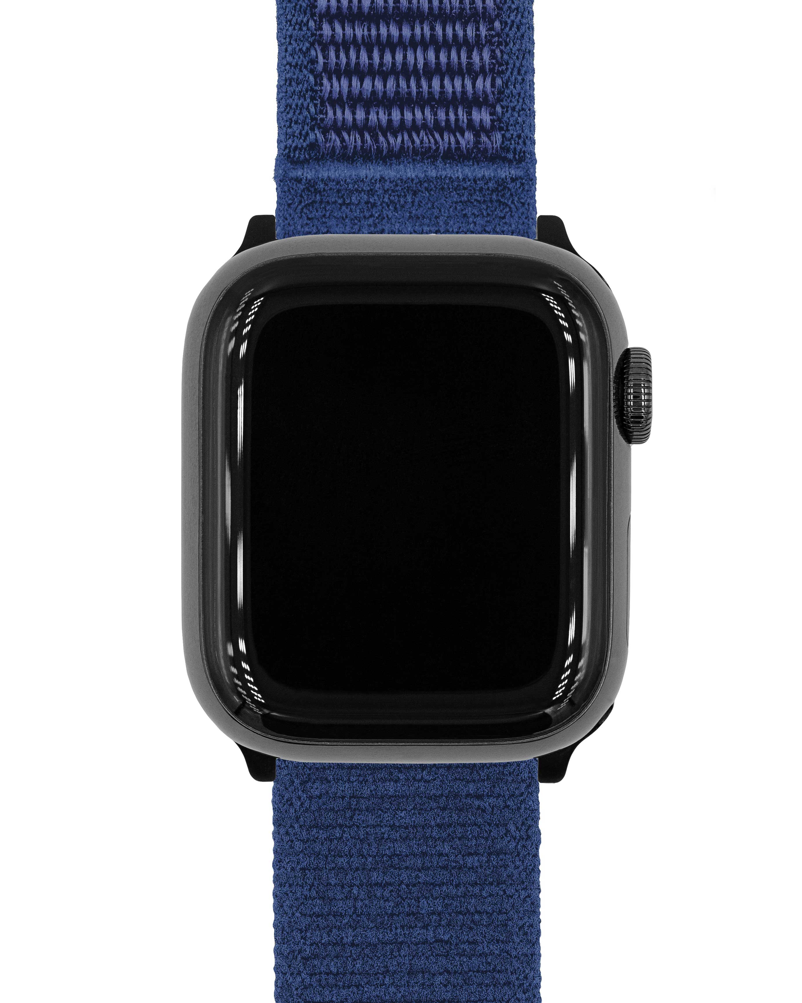 Eine schwarze Smartwatch mit blauem Stoffarmband vor weißem Hintergrund.