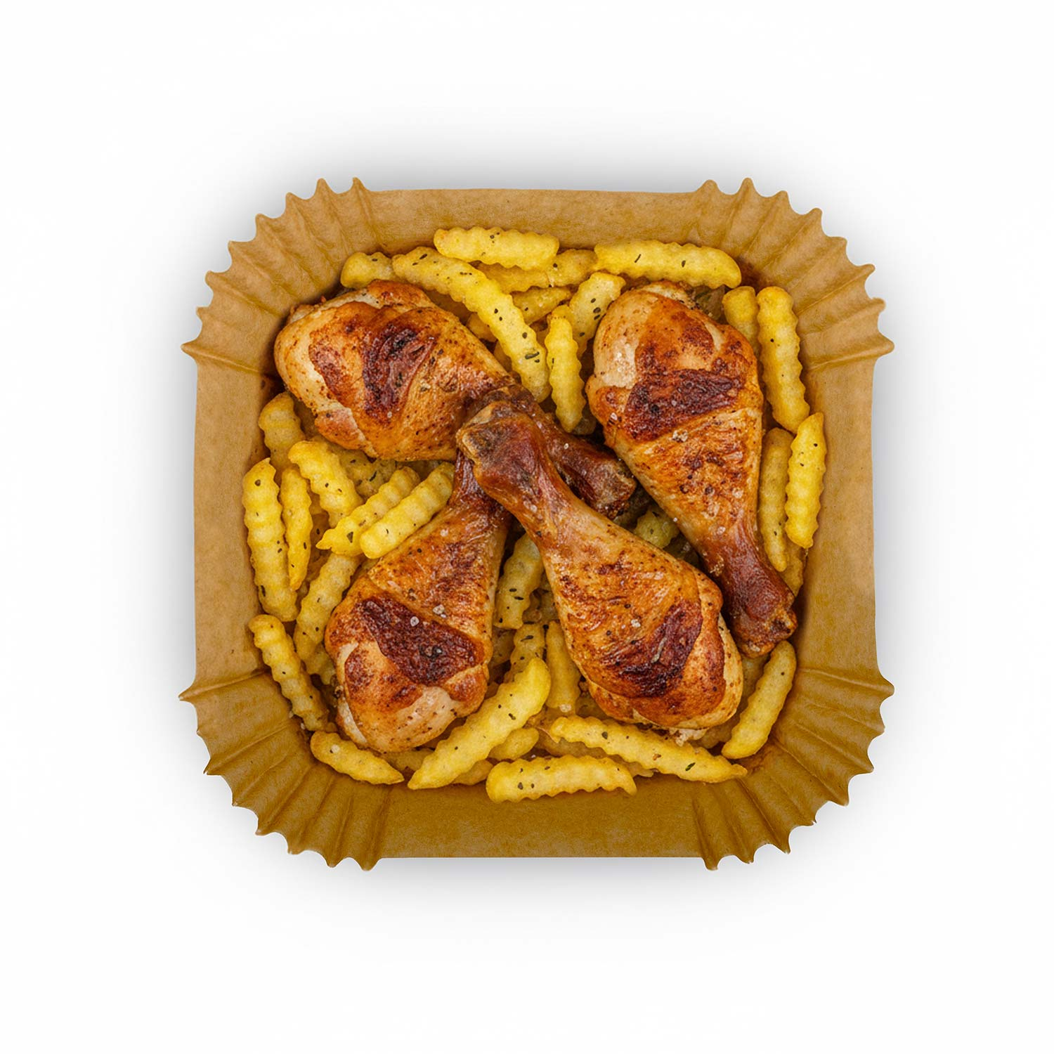 Widok z góry na smażone pałeczki z kurczaka z frytkami w brązowym papierowym pojemniku na białym tle.