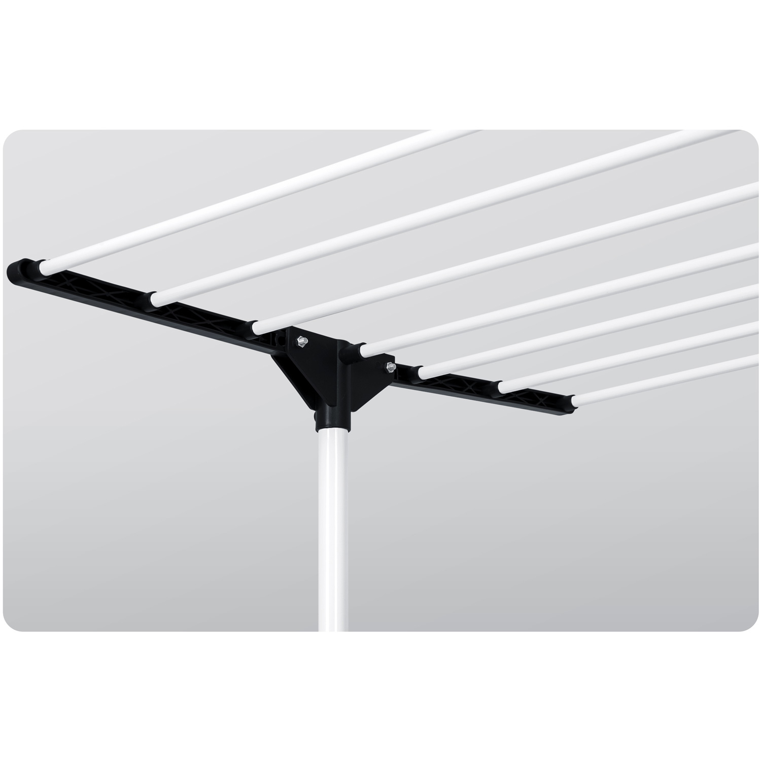 Biała suszarka do ubrań. Ma białe pręty, czarne połączenia i biały słupek. Tło to gradient szarości.