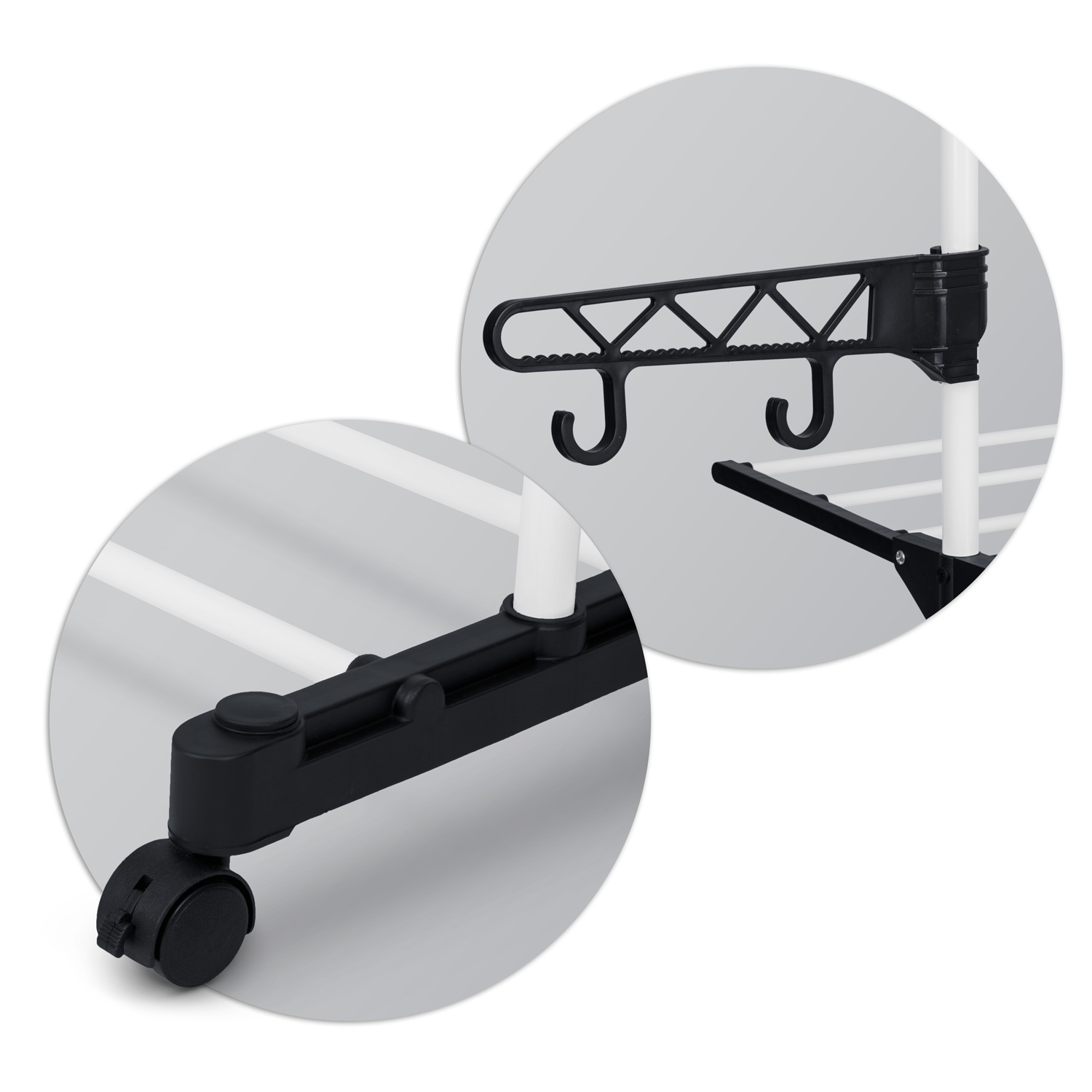 Zbliżenie czarno-białego stojaka na kółkach. Szczegóły obejmują haczyki, koła i podpory na jasnoszarym tle.