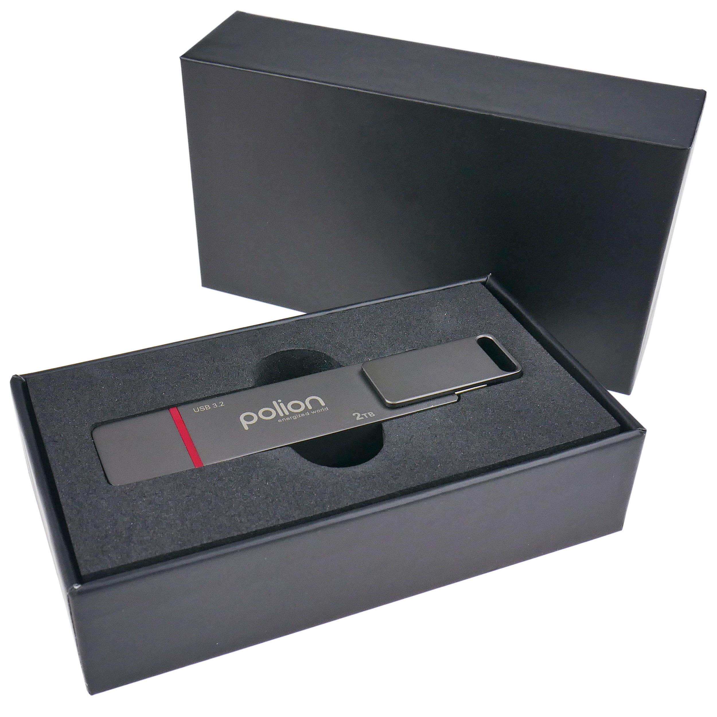 Dysk USB w czarnym pudełku. Dysk jest srebrny z czerwonym paskiem, a pudełko otwarte.