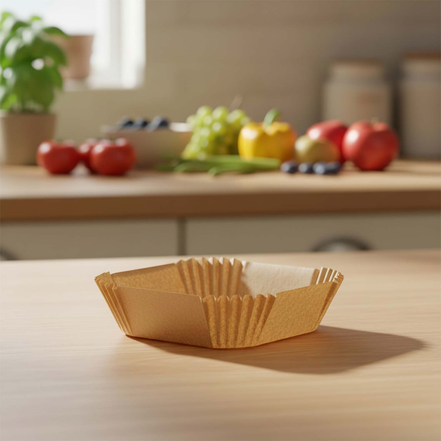 Brązowa papierowa forma do pieczenia stoi na drewnianym stole. Tło przedstawia owoce i roślinę. Scena kuchenna.