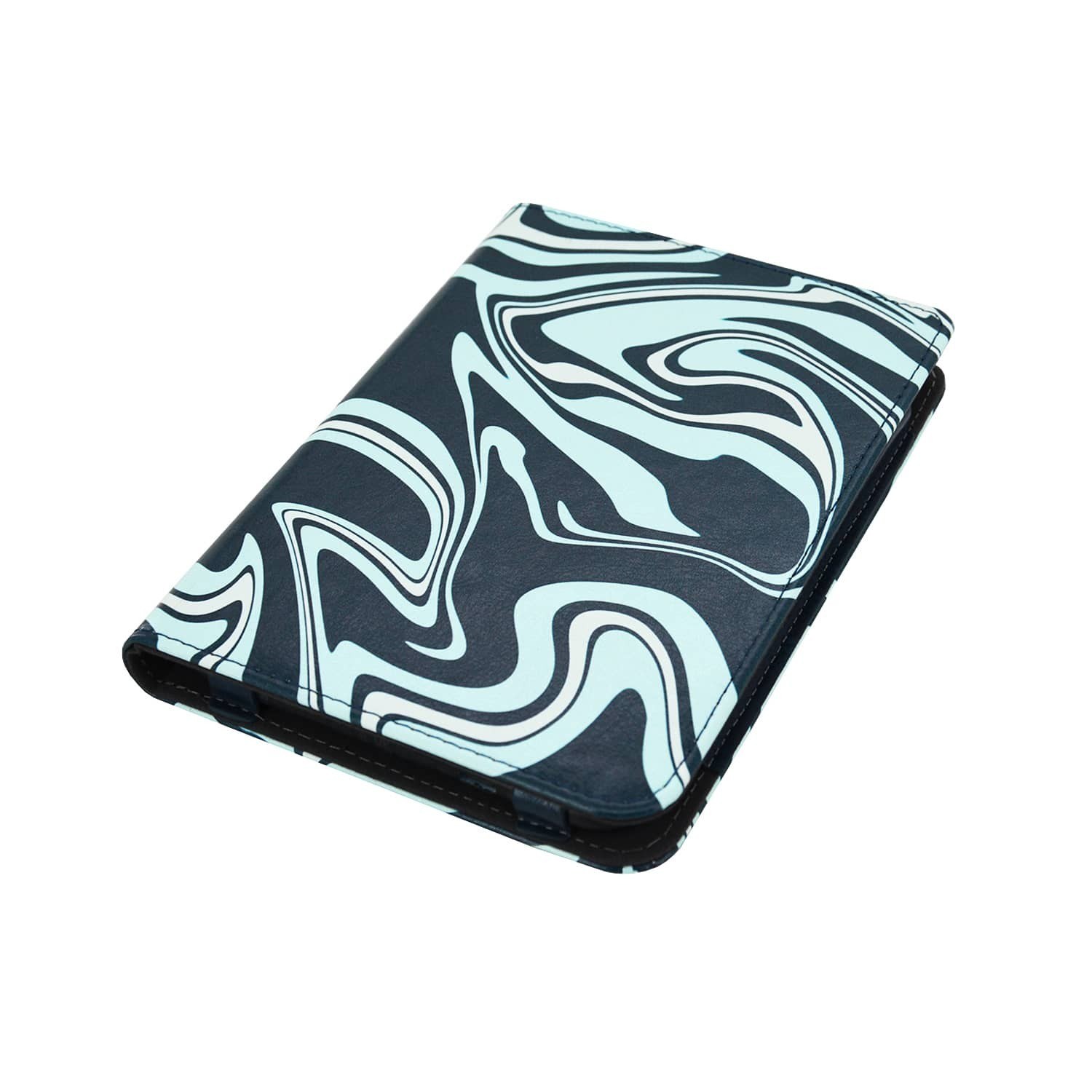Een tablethoes met een blauw, wit en lichtblauw gemarmerd ontwerp tegen een witte achtergrond.