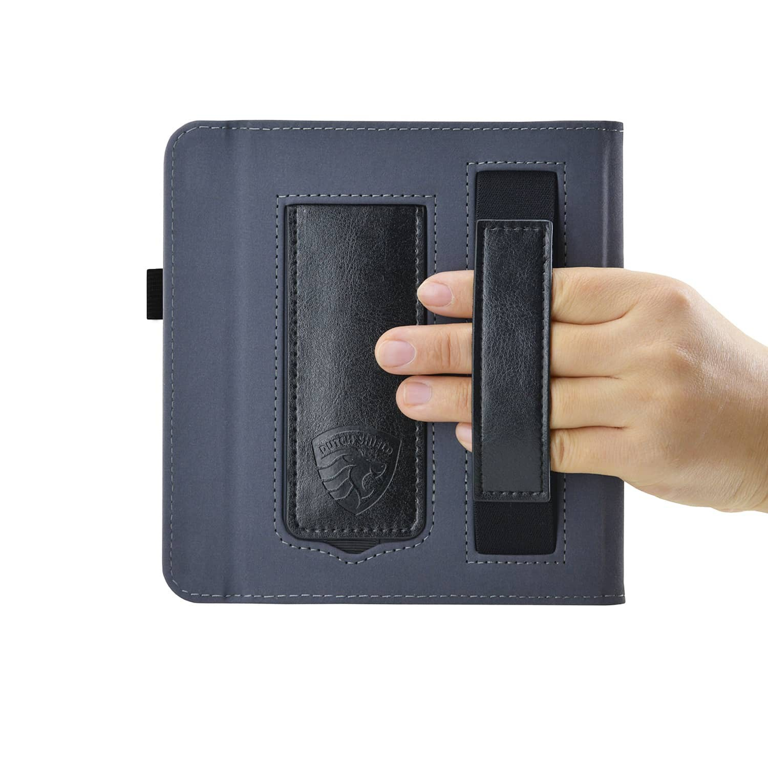 Een hand houdt een grijze tablethoes vast met zwarte leren bandjes en een logo. De hoes heeft een handriem en een pennenhouder.