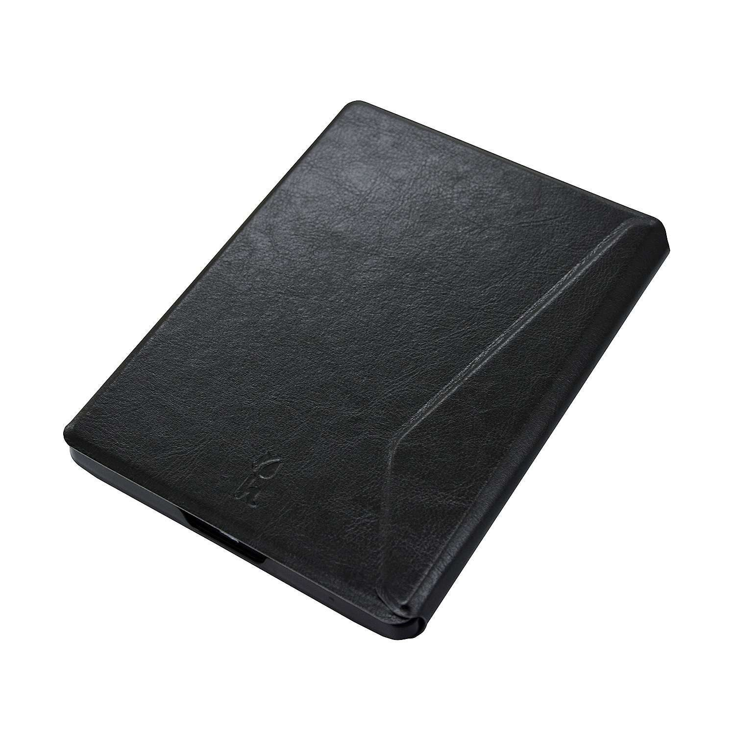 Een gesloten, zwarte leren hoes, mogelijk voor een e-reader, op een witte achtergrond. Het heeft een getextureerd oppervlak met een klein logo.