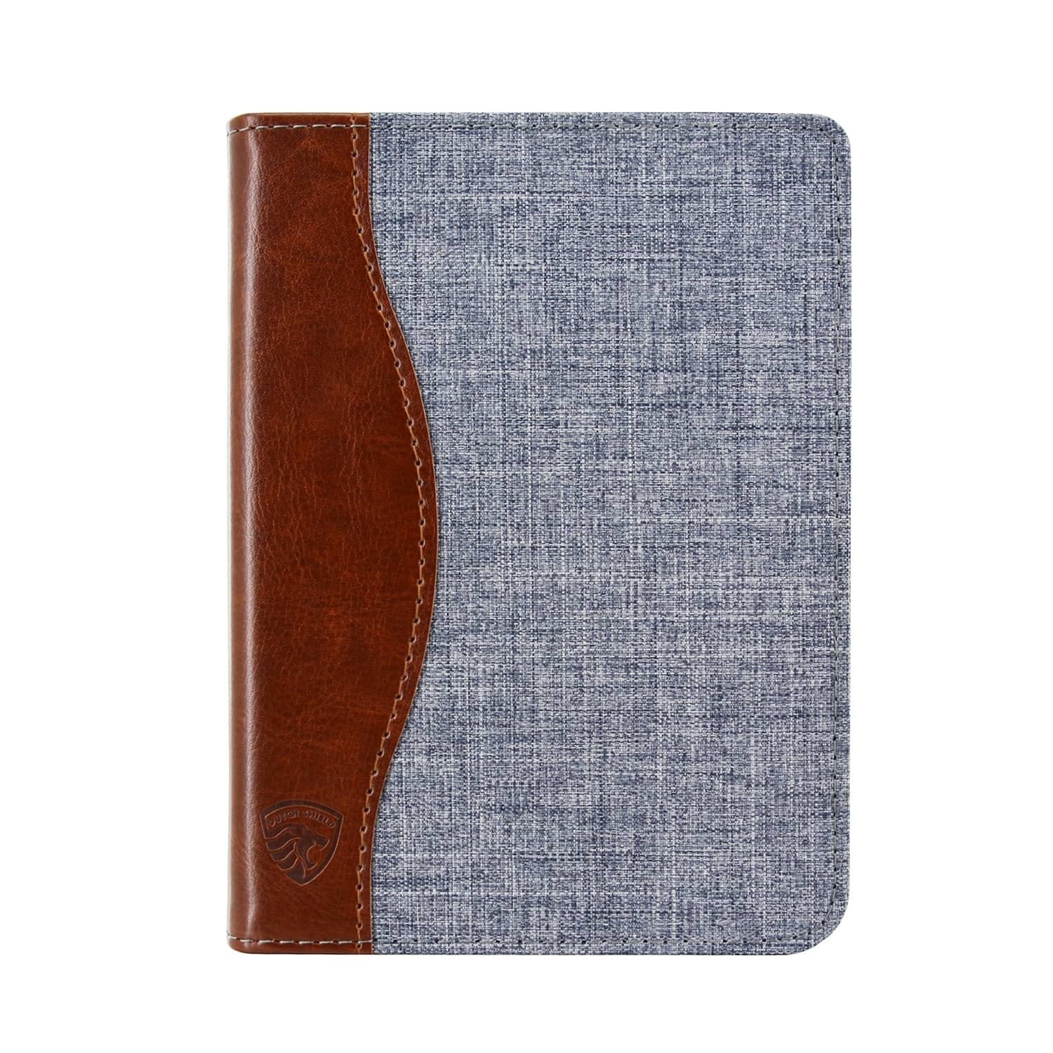Een tablethoes met een bruine leren rug en een blauwgrijze stoffen hoes. De rug heeft een logo.