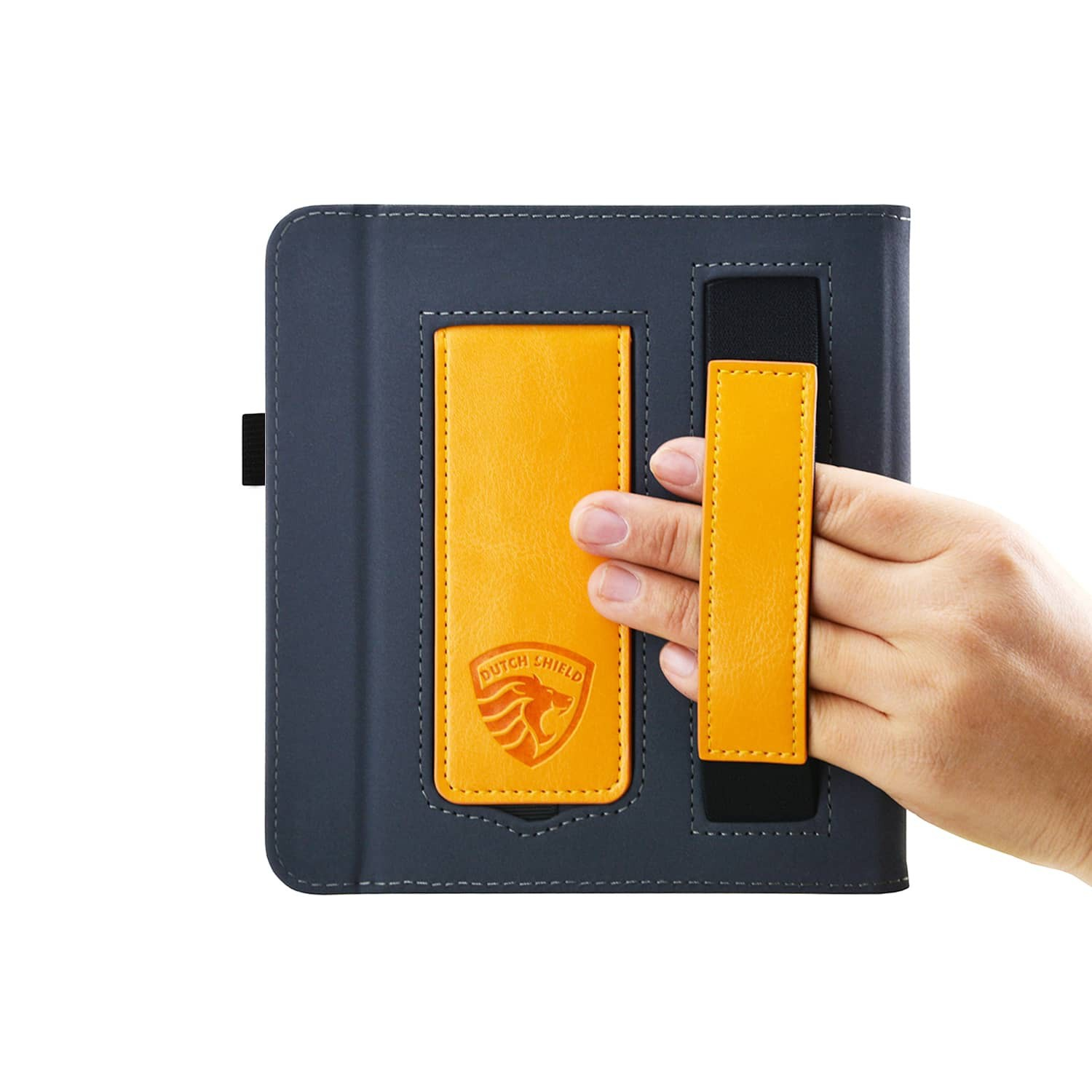 Hand die een tablethoes vasthoudt. De hoes is grijs met oranje accenten, een handriem en een logo.