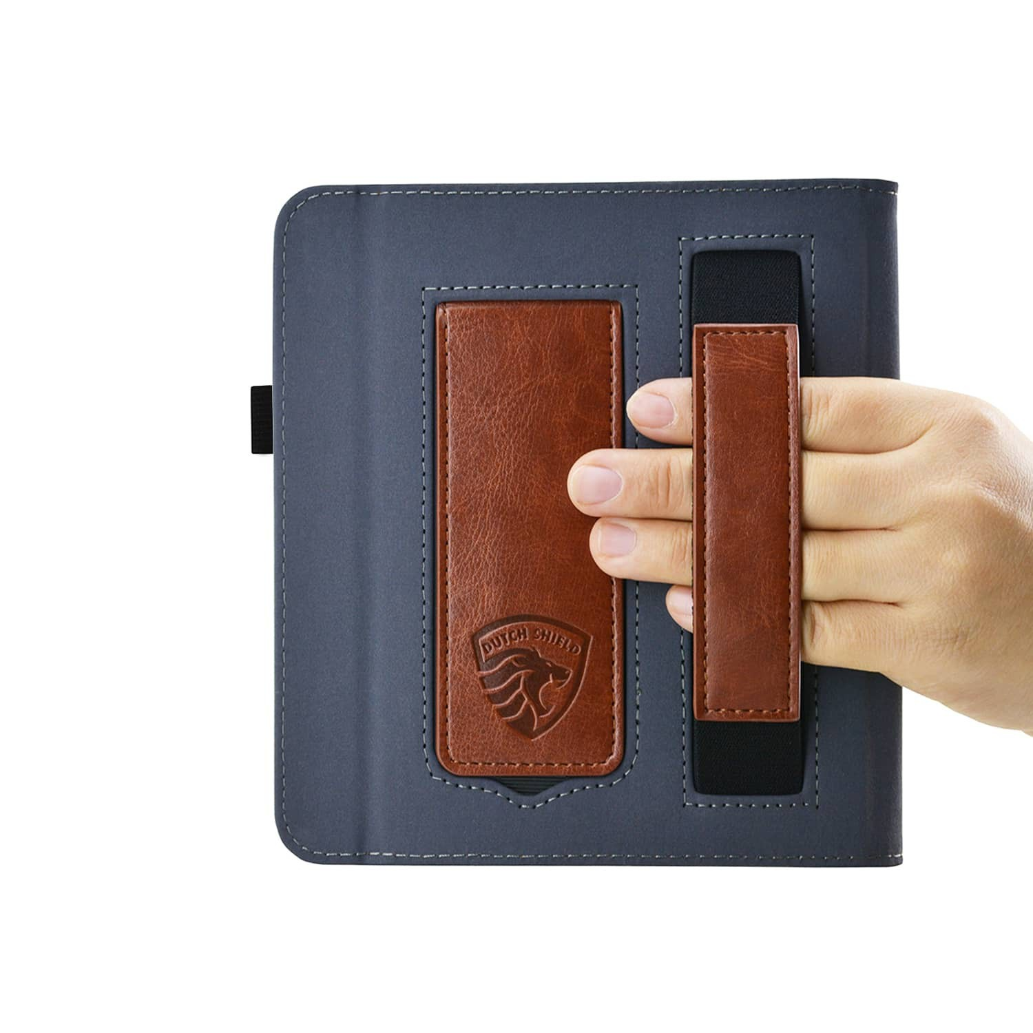 Een hand houdt een tablethoes vast. De hoes is grijs met bruine lederen accenten. Het Dutch Shield logo is zichtbaar.
