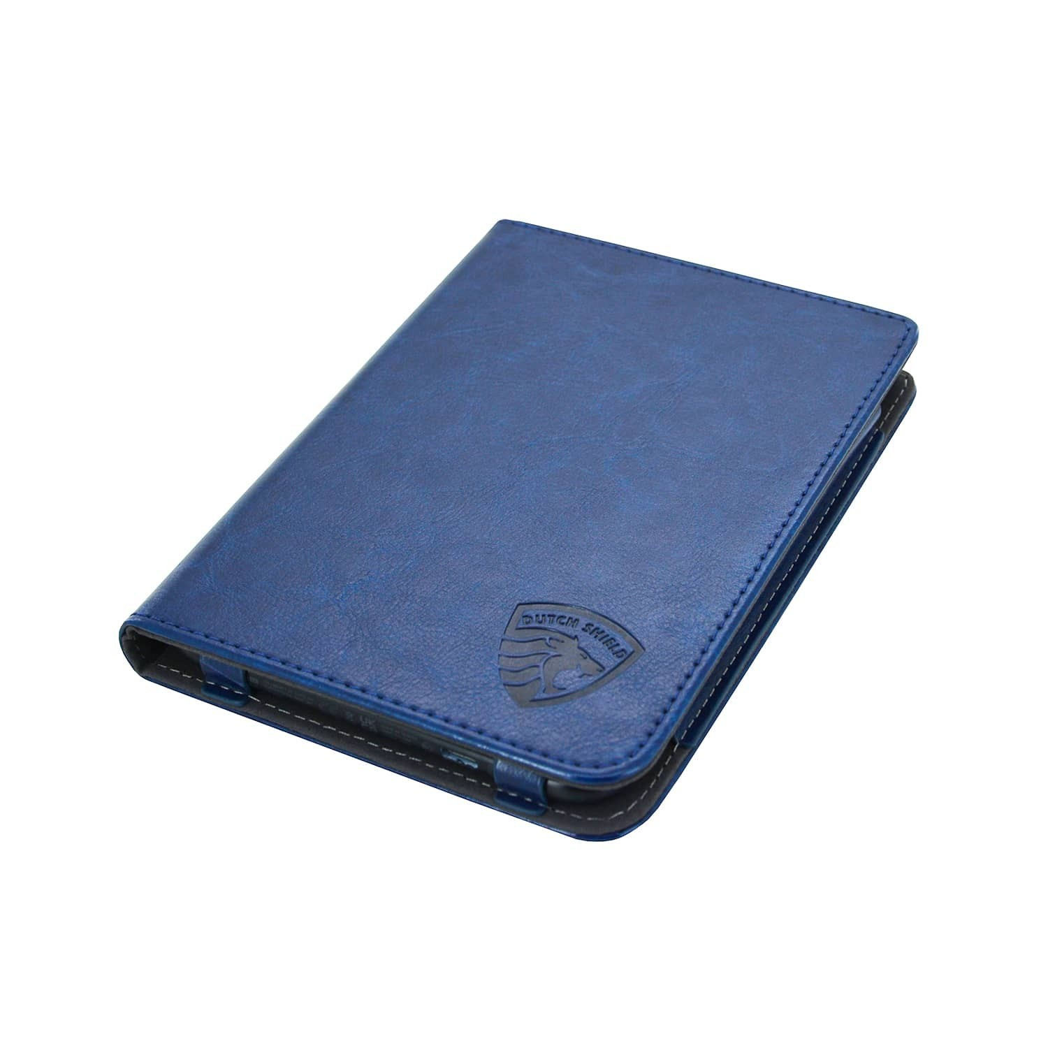Een blauwe leren tablethoes. Het heeft een gestikte rand en een logo met 'Dutch Shield' met een leeuwenembleem.