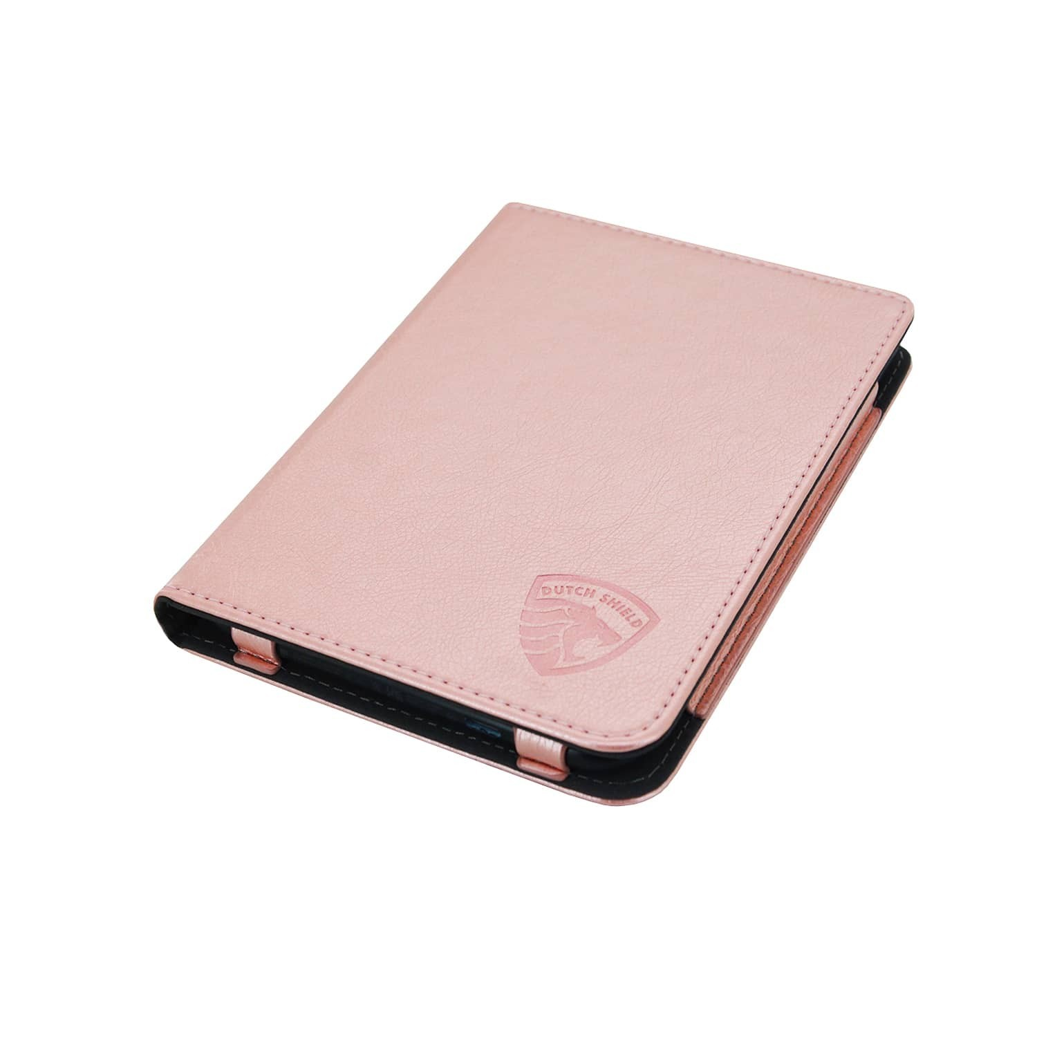 Een roze leren tablethoes met de tekst 'Dutch Shield' en een logo. Zwarte randen en stiksels zijn zichtbaar.