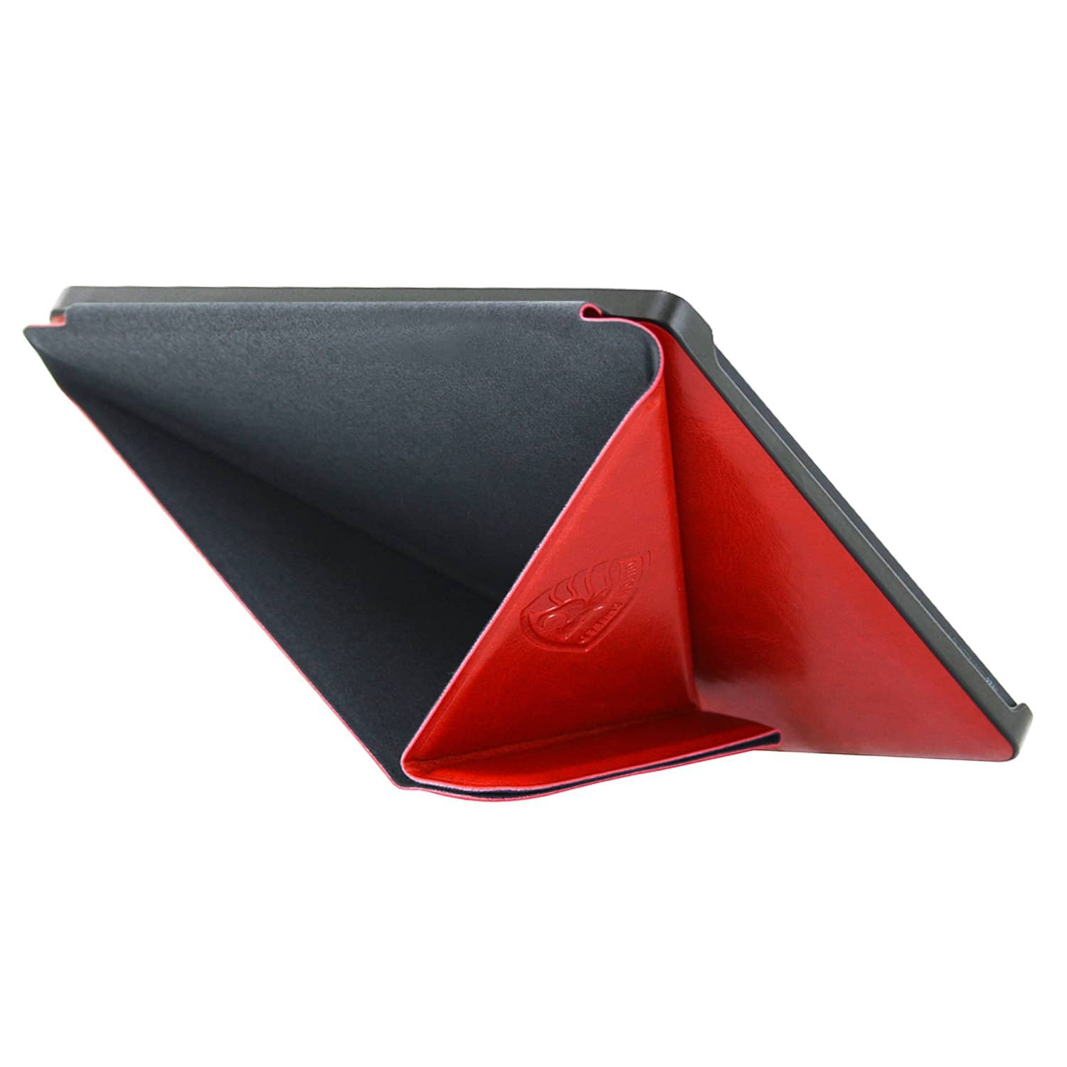 Tablet case open. Zwarte buitenkant en rode binnenkant. Een logo is zichtbaar op de rode flap. Witte achtergrond.
