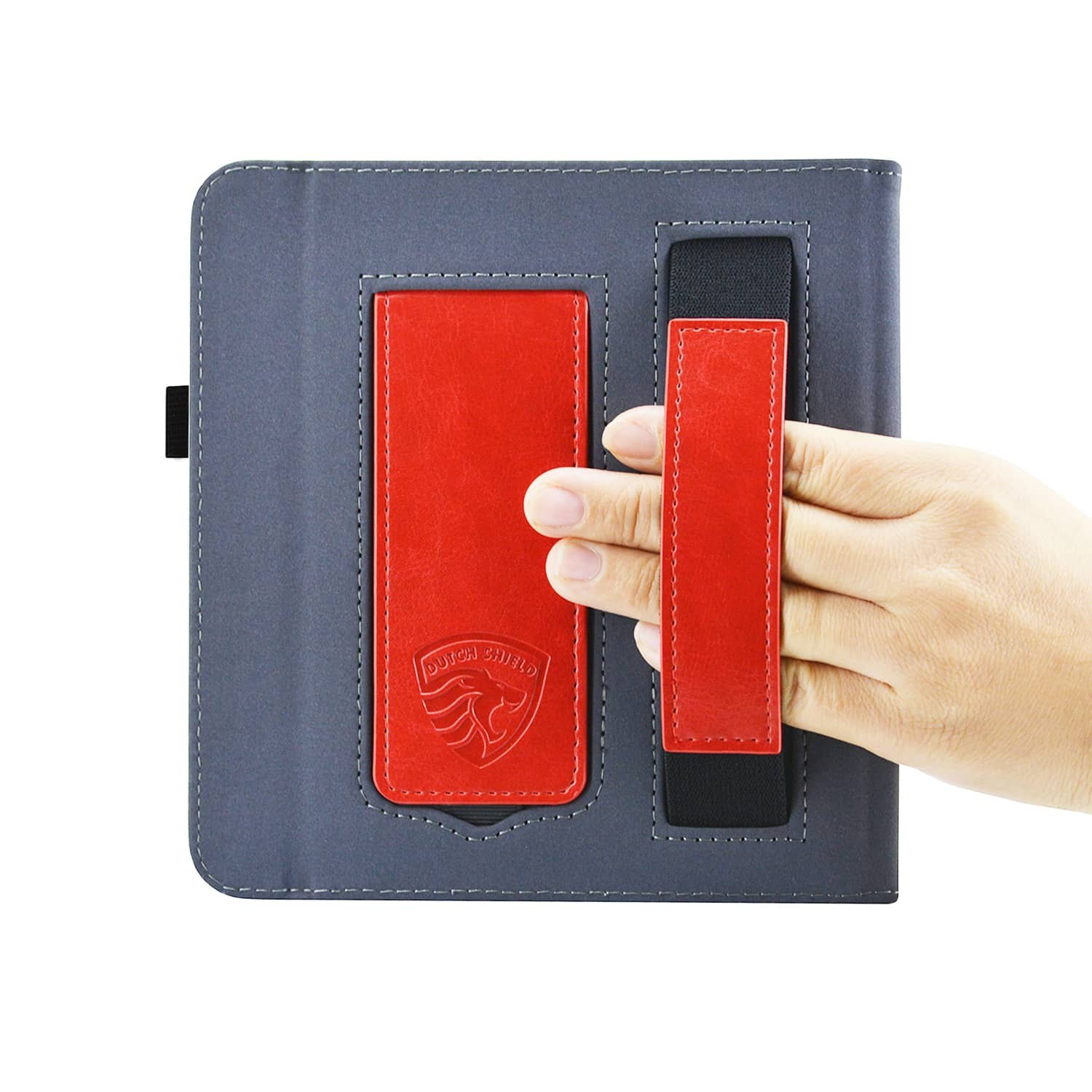 Een grijze tablethoes met rode accenten en een hand die de riem vasthoudt. De hoes heeft een logo en een gestikte rand.