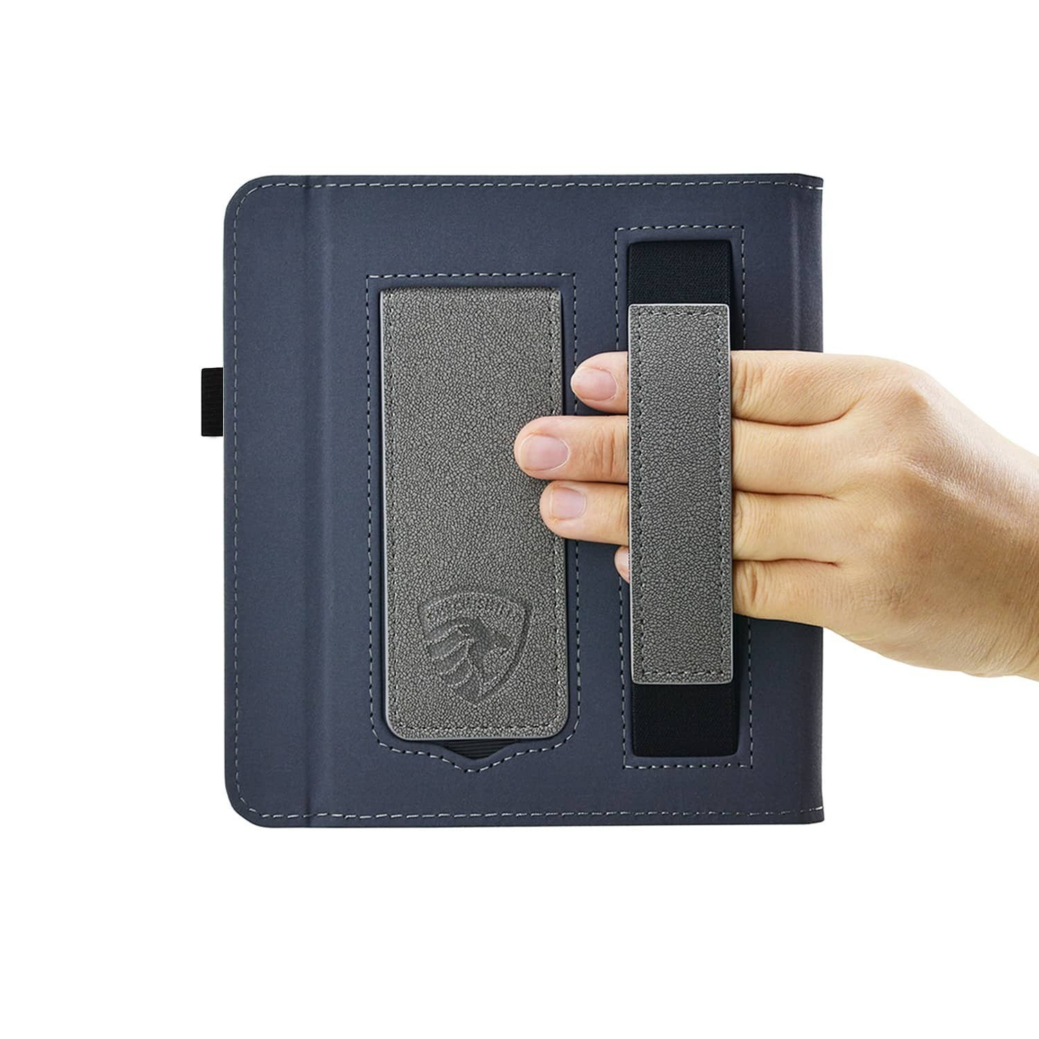 Een hand die een tablethoes vasthoudt. De hoes is grijs en blauw, met een handriem en een logo.