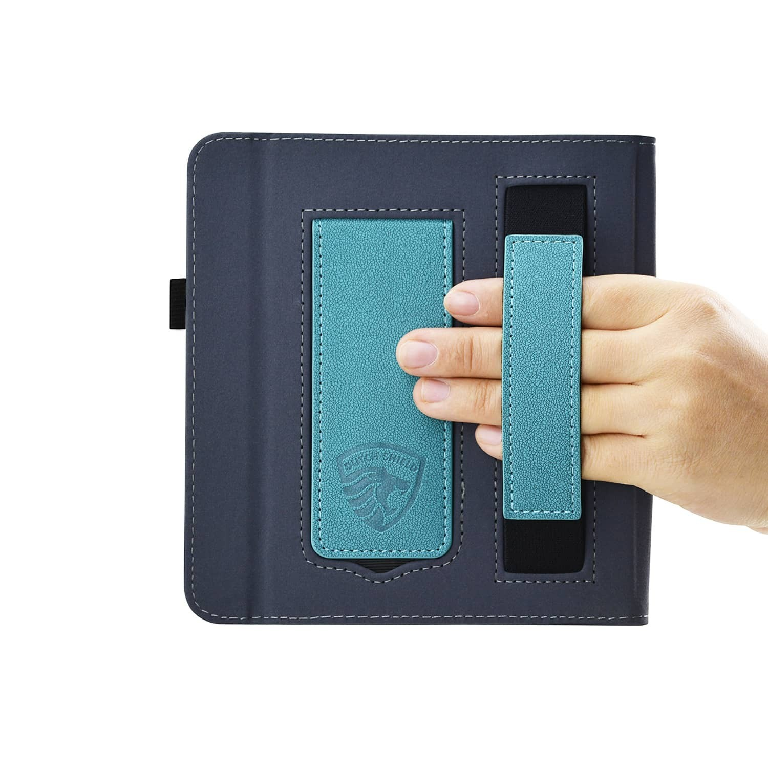 Hand houdt een tablethoes vast. De hoes is blauw met een turkooizen handriem. Een logo is zichtbaar op de hoes.