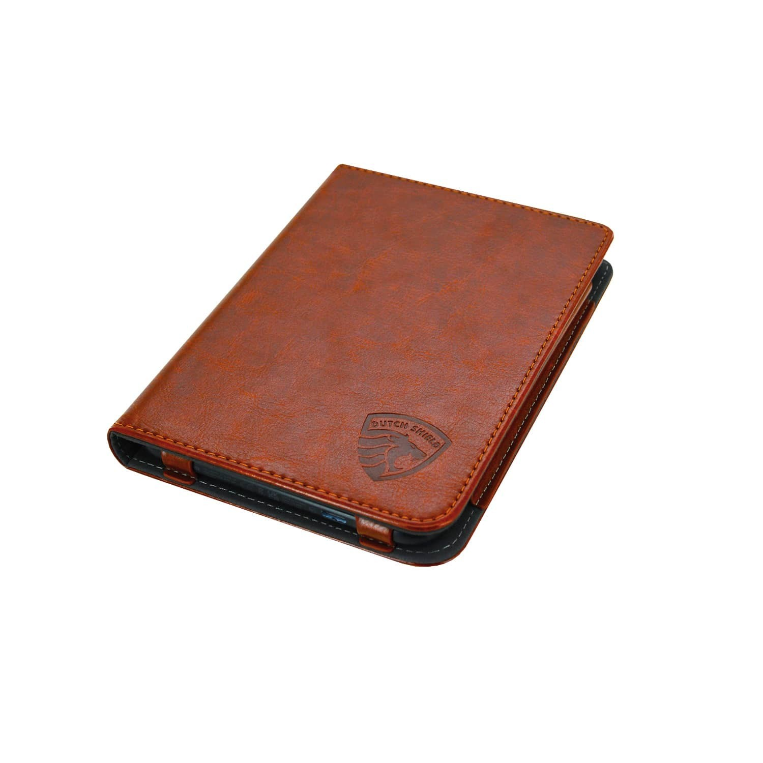 Een bruine leren tablethoes met het Dutch Shield-logo. De hoes is gesloten en toont de bovenklep met stiksels.