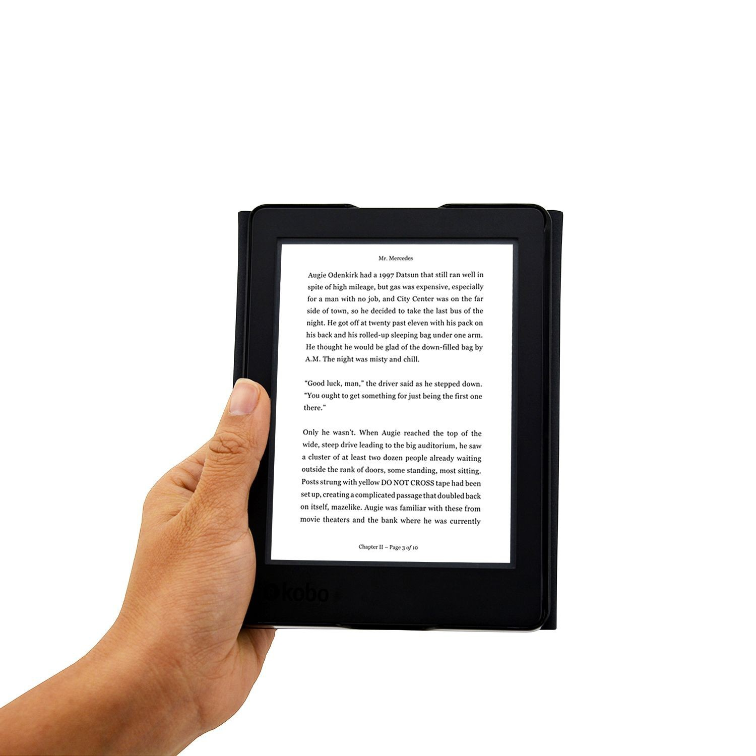 Een hand die een zwarte e-reader vasthoudt die tekst weergeeft. Het scherm toont een pagina uit een boek met tekst. De achtergrond is wit.