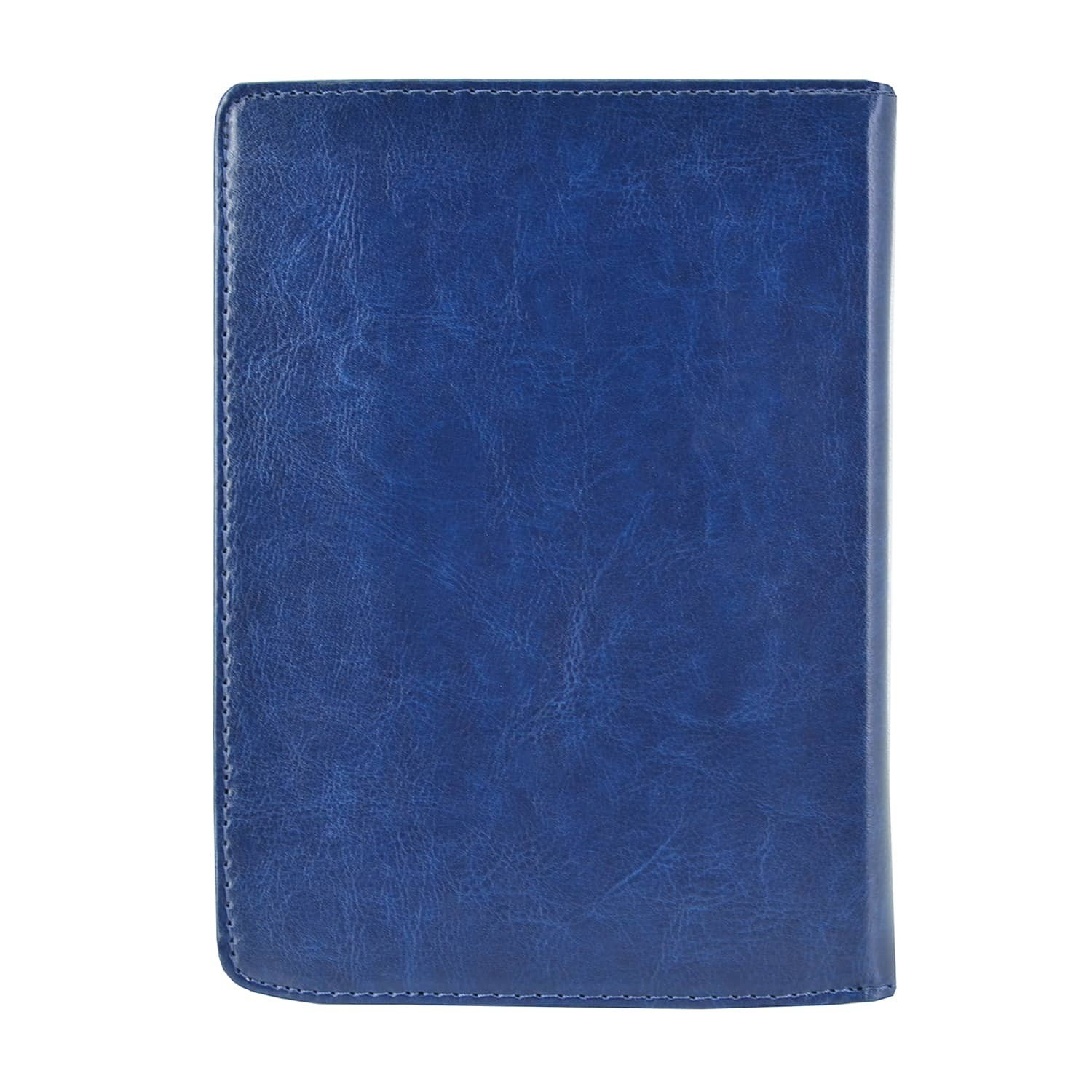 Een close-up van een blauw leren notitieboek, met zijn textuur en stiksels langs de rug, geïsoleerd op een witte achtergrond.