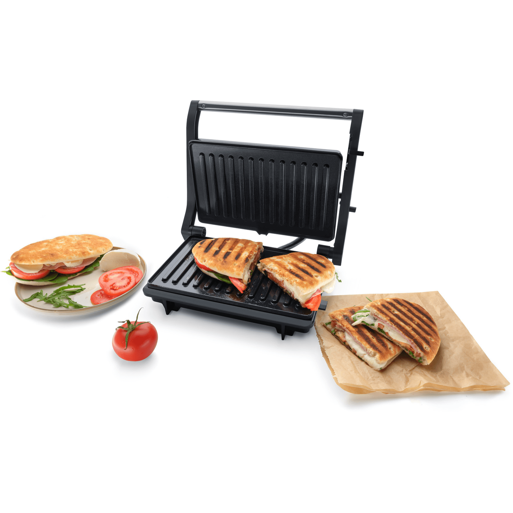Una piastra per panini con panini grigliati, un piatto con panino, pomodoro e un pomodoro.