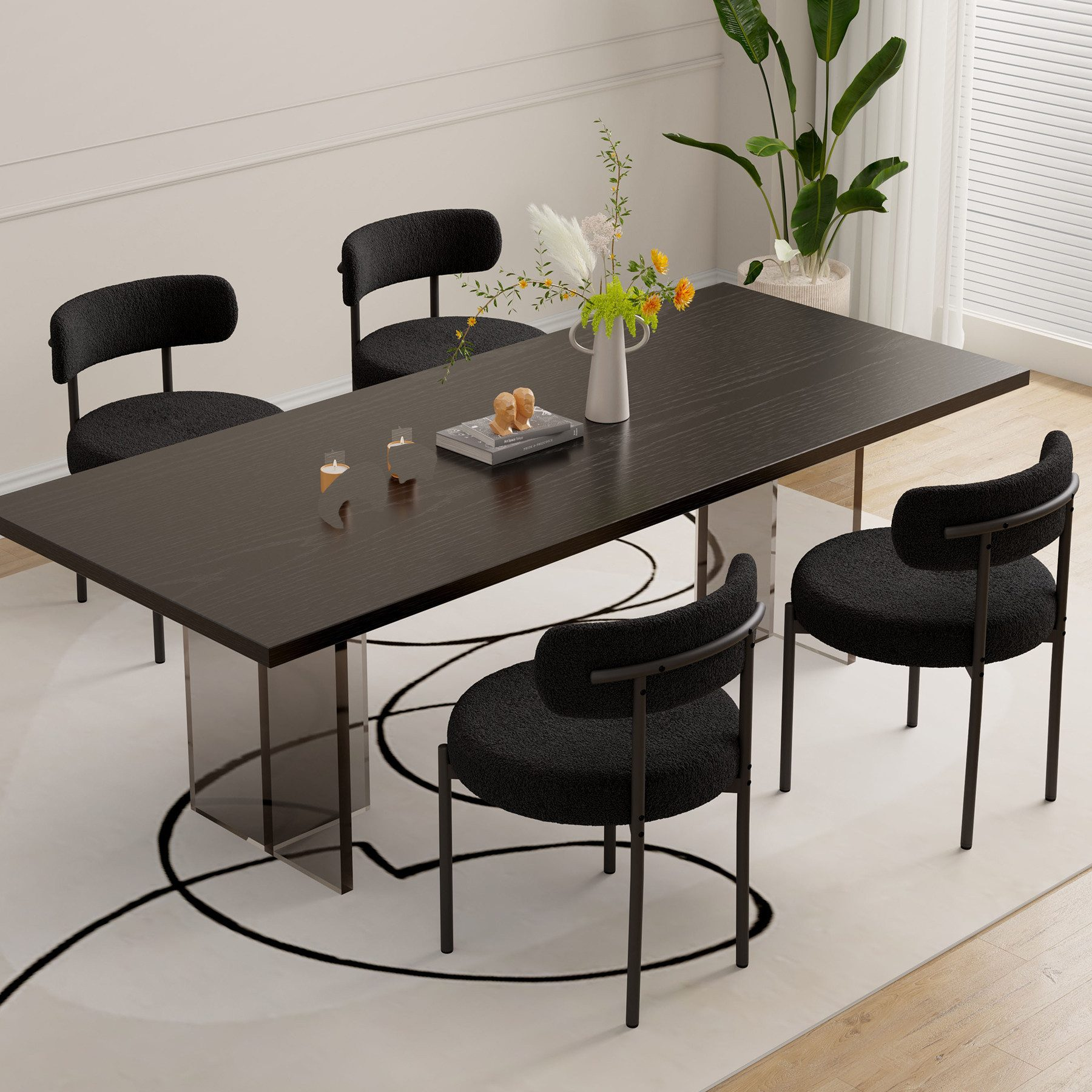Ein Esszimmer mit einem dunklen Holztisch, schwarzen Stühlen und einem weißen Teppich mit schwarzen Wirbeln. Eine Vase mit Blumen steht auf dem Tisch.