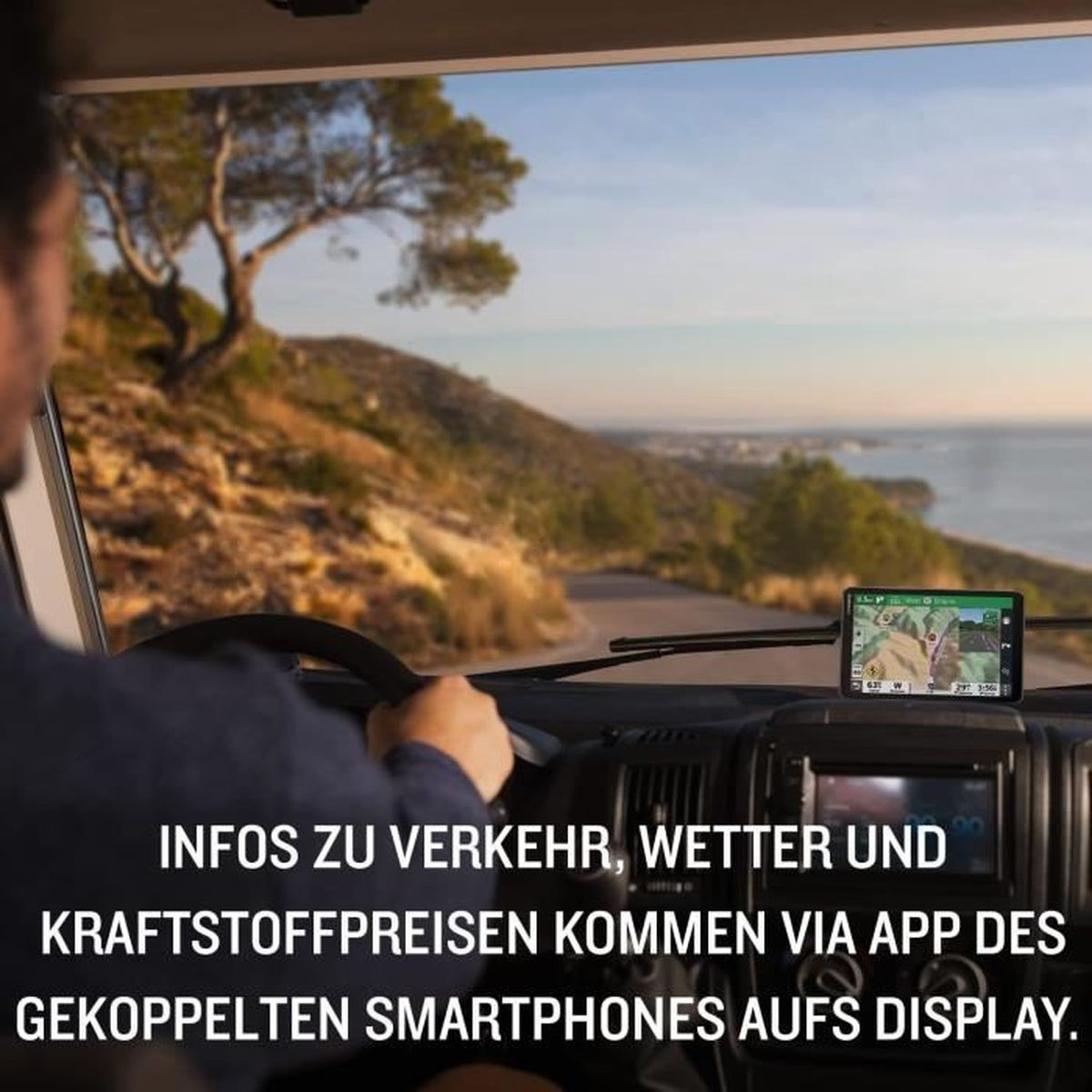Una persona conduce un vehículo con pantalla de navegación. El fondo muestra carretera, árboles y mar.