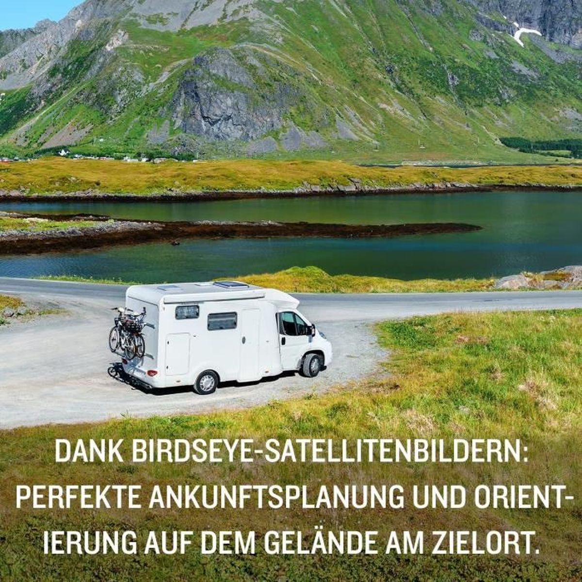 Autocaravana blanca aparcada junto a un lago, montañas al fondo. Hierba verde y carretera delante. Texto abajo.