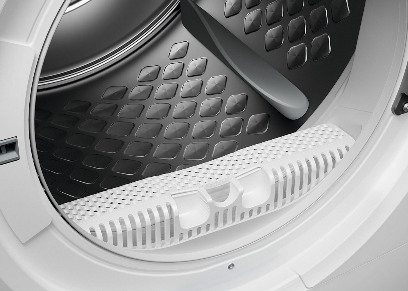 Zbliżenie wnętrza bębna suszarki. Zawiera biały filtr na kłaczki i ciemnoszare wnętrze z wgłębieniami w kształcie rombu.