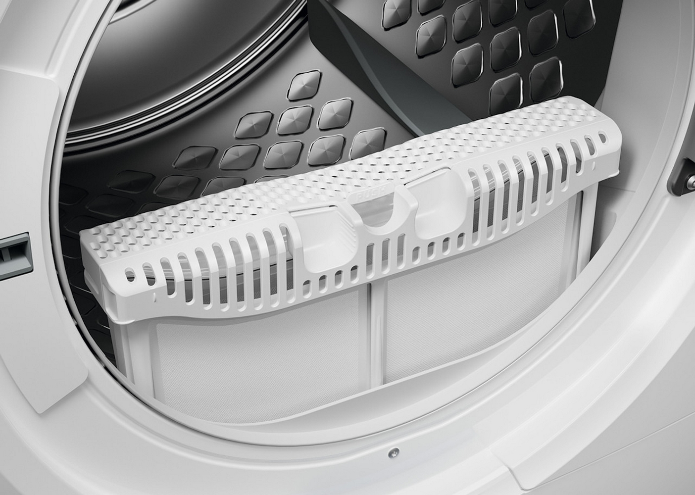 Zbliżenie bębna suszarki z białym filtrem na kłaczki. Filtr jest prostokątny i ma uchwyt. Tło jest ciemne.