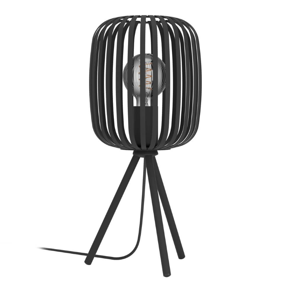 Een zwarte lamp met een kooilampenkap, een zichtbare lamp en een driepootbasis op een witte achtergrond.