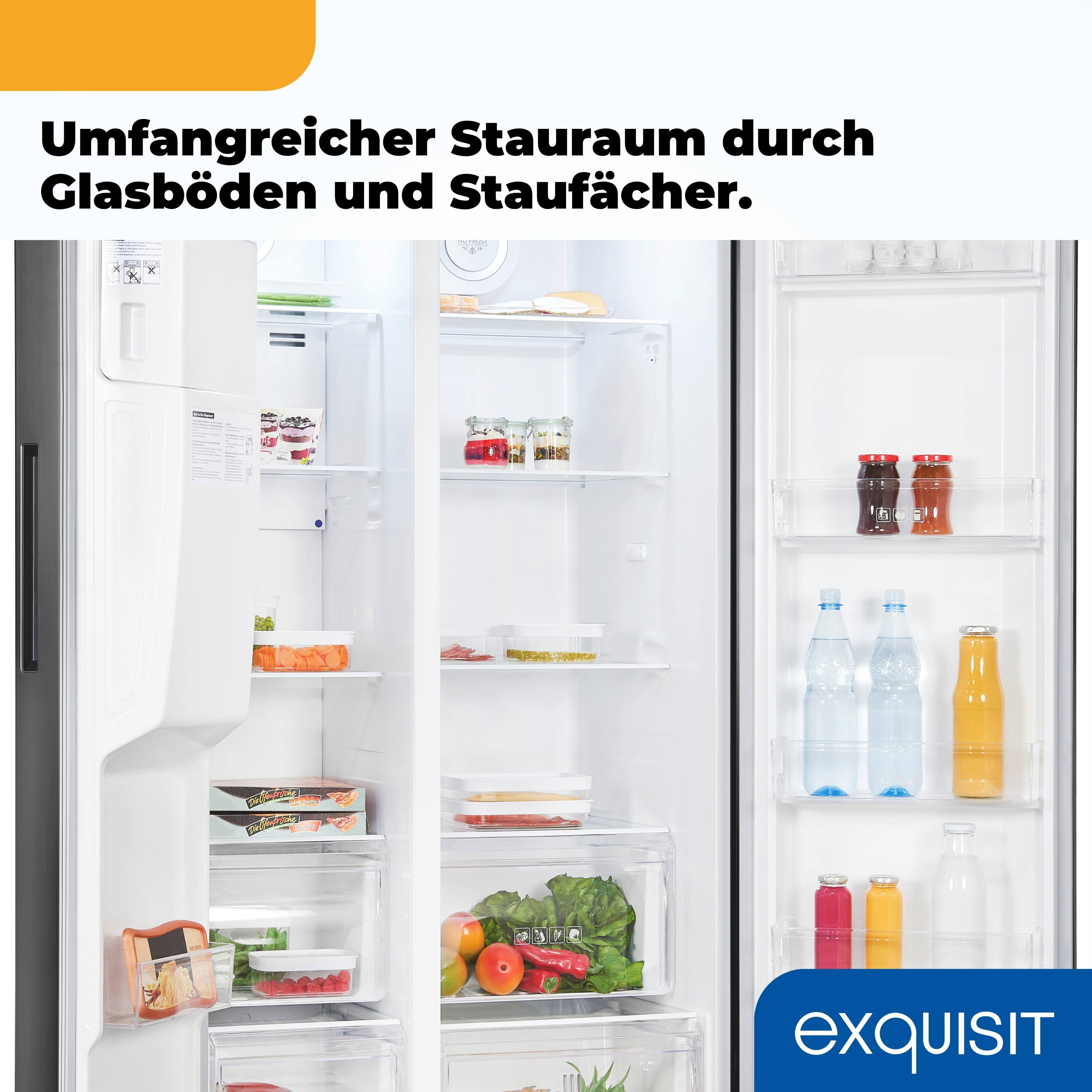 Ein offener Kühlschrank zeigt Regale mit Lebensmitteln und Getränken. Der Markenname ist unten rechts sichtbar.