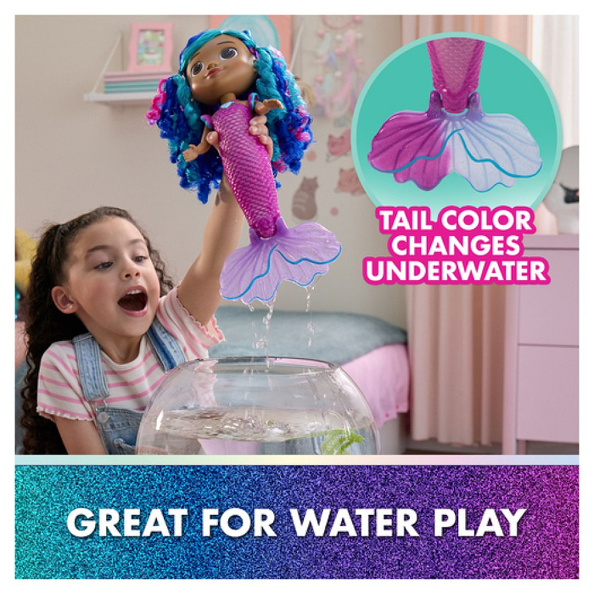 Ein Mädchen hält eine Meerjungfrauenpuppe, Wasser spritzt aus ihrem Schwanz in eine Schüssel. Text sagt: 'Farbe ändert sich unter Wasser' und 'Ideal zum Spielen im Wasser'.